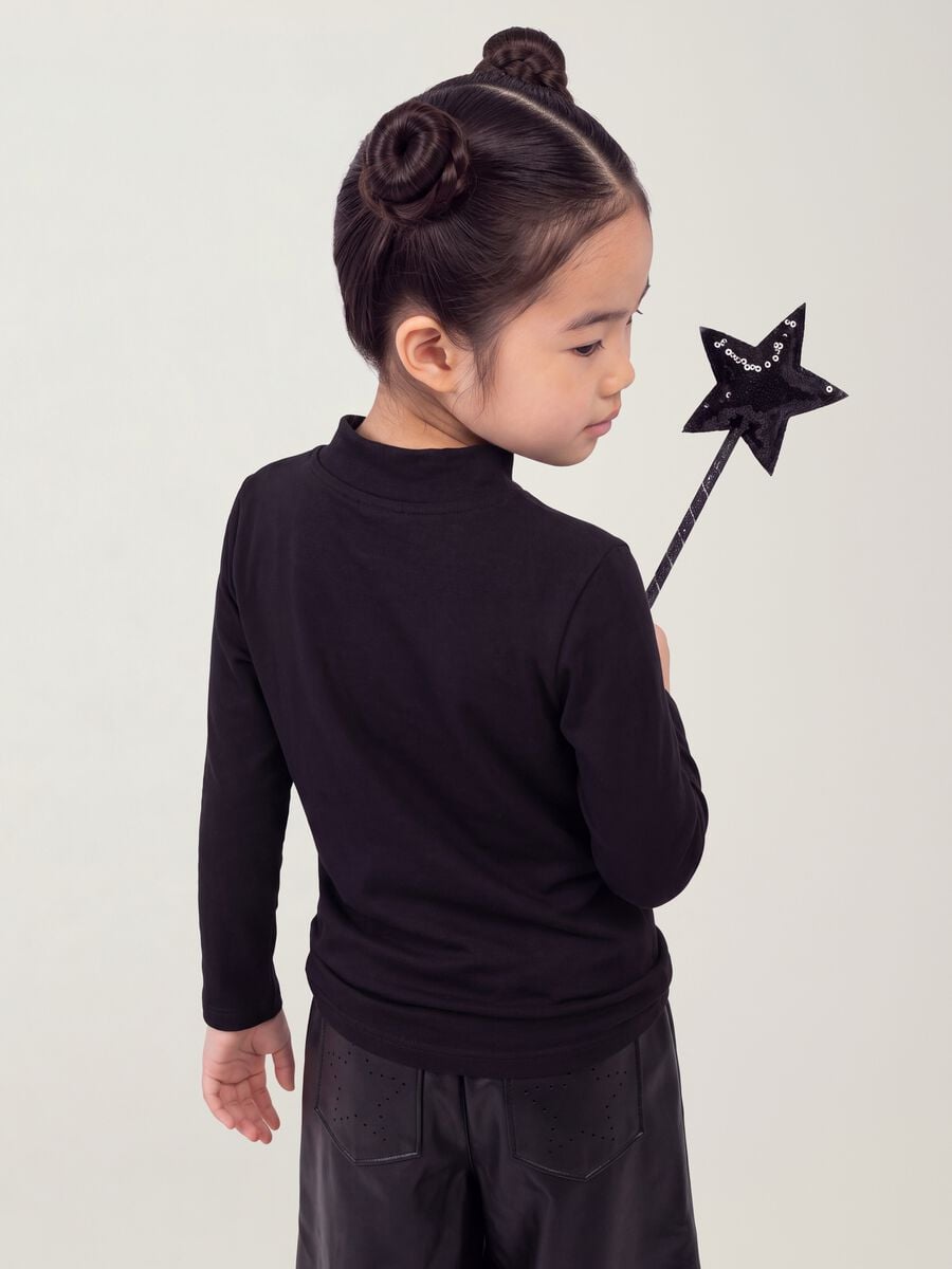 T-shirt nera in cotone elasticizzato con Collo rialzato_3