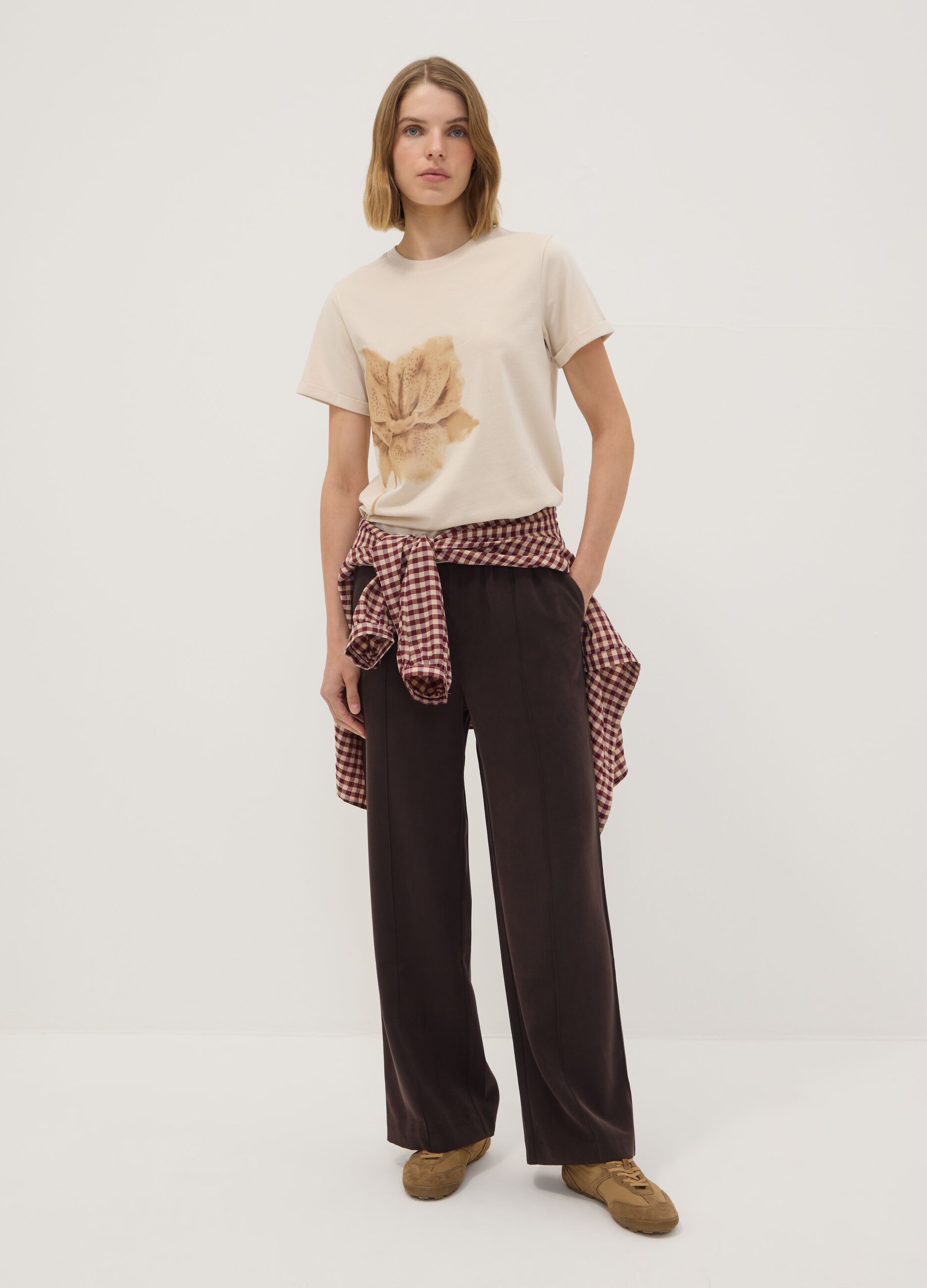 T-shirt beige in puro cotone con girocollo e stampa floreale regular fit