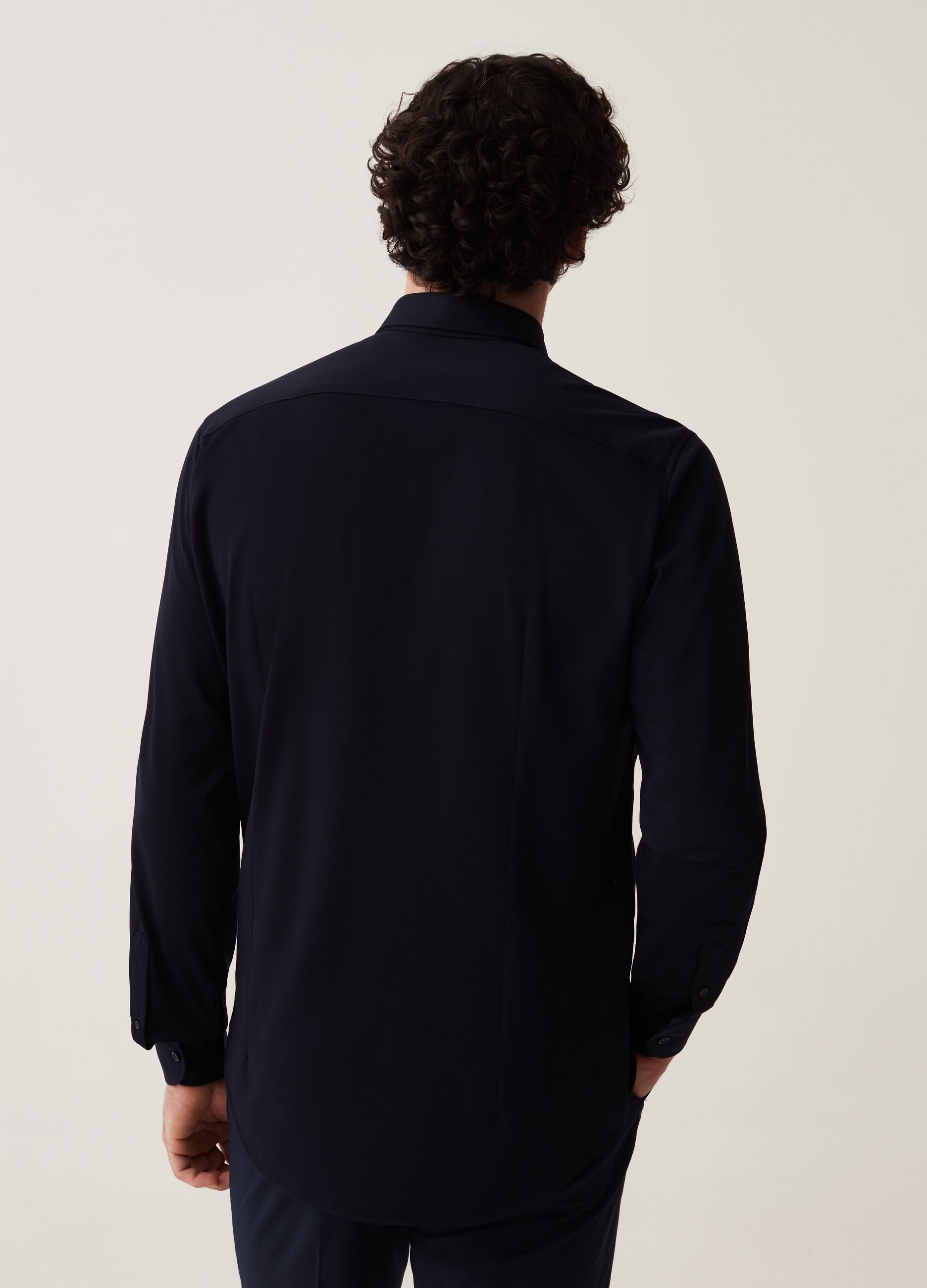 Travel shirt slim fit in maglia tinta unita_2