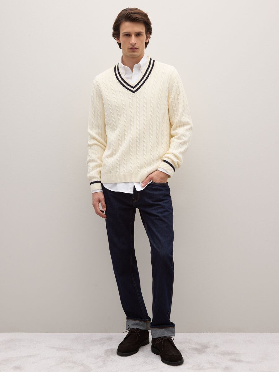 Regular fit white sweater in cotton blend with V-neck_2
