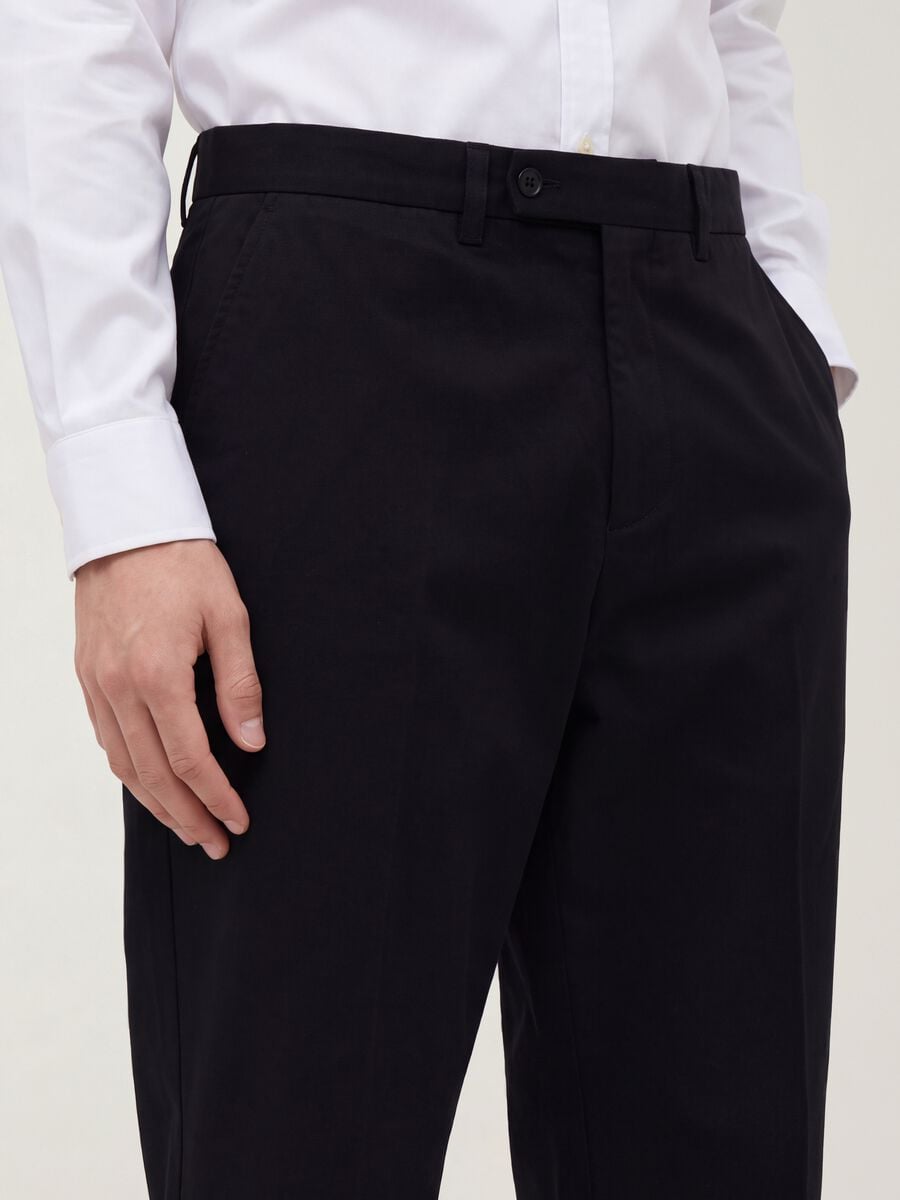 Black pure cotton regular-fit chino trousers_2