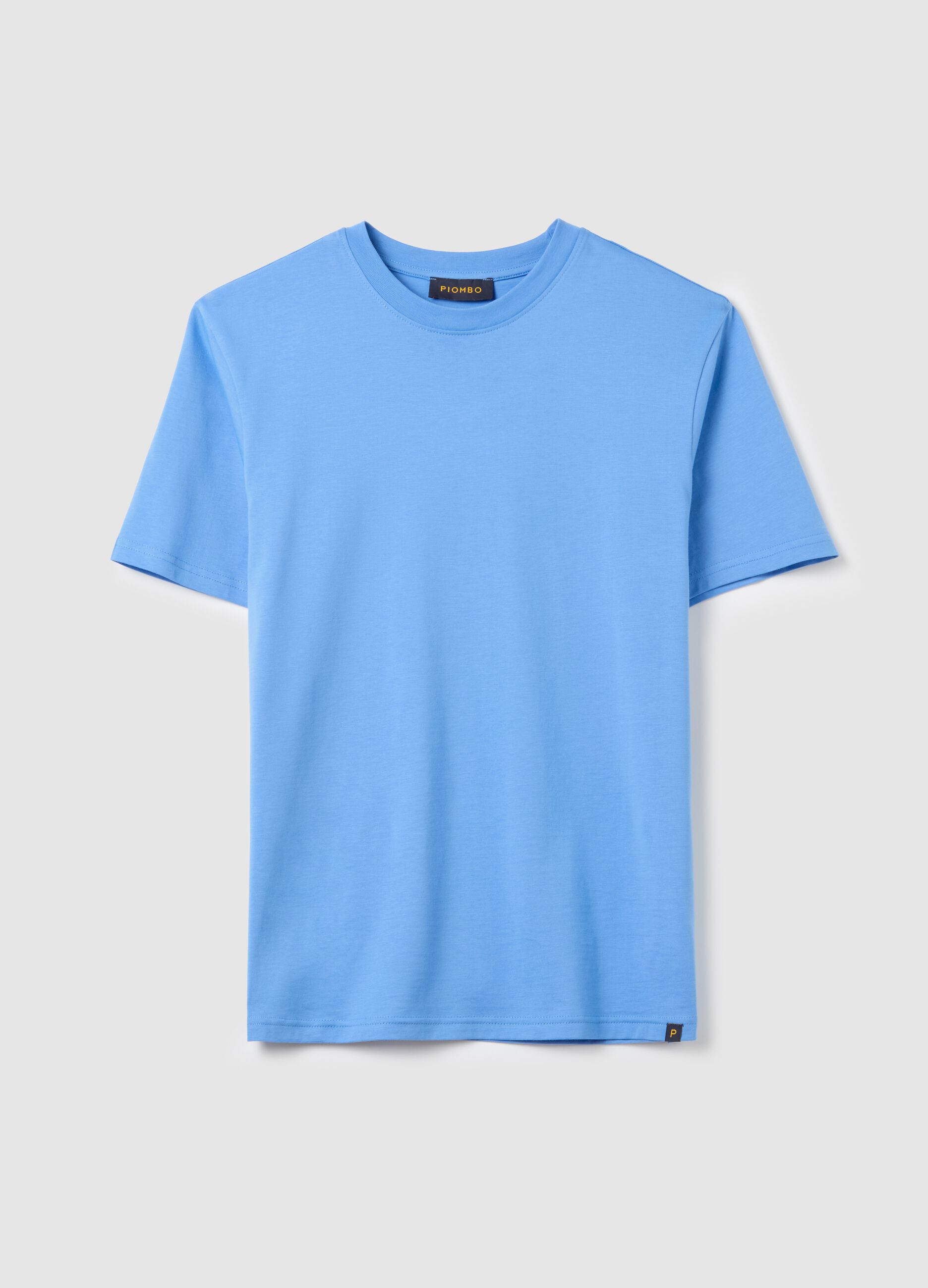 Plain cotton T-shirt with round neck.