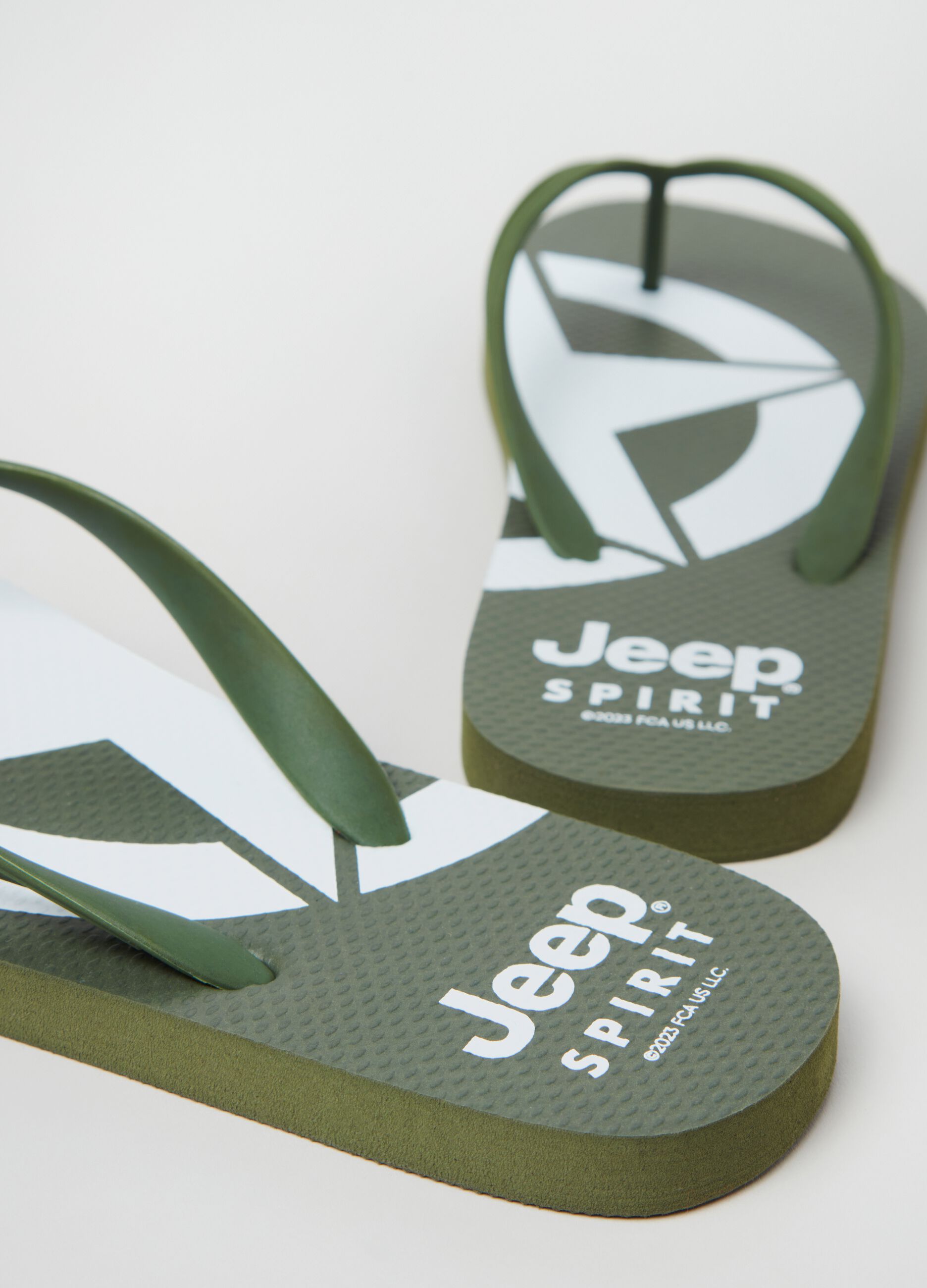 Thong sandals with Jeep star print