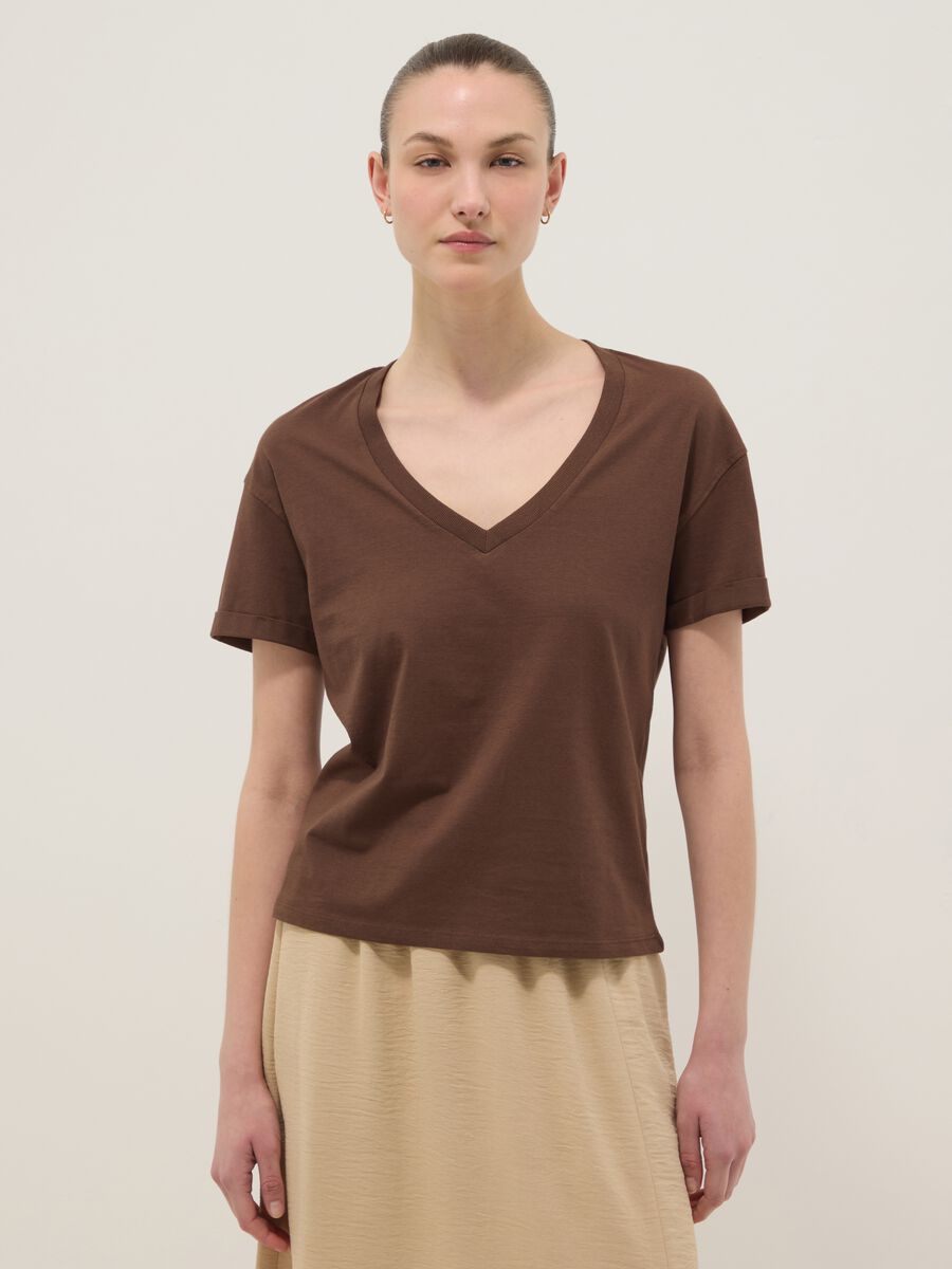 T-shirt in puro cotone marrone relaxed fit con collo a V_1