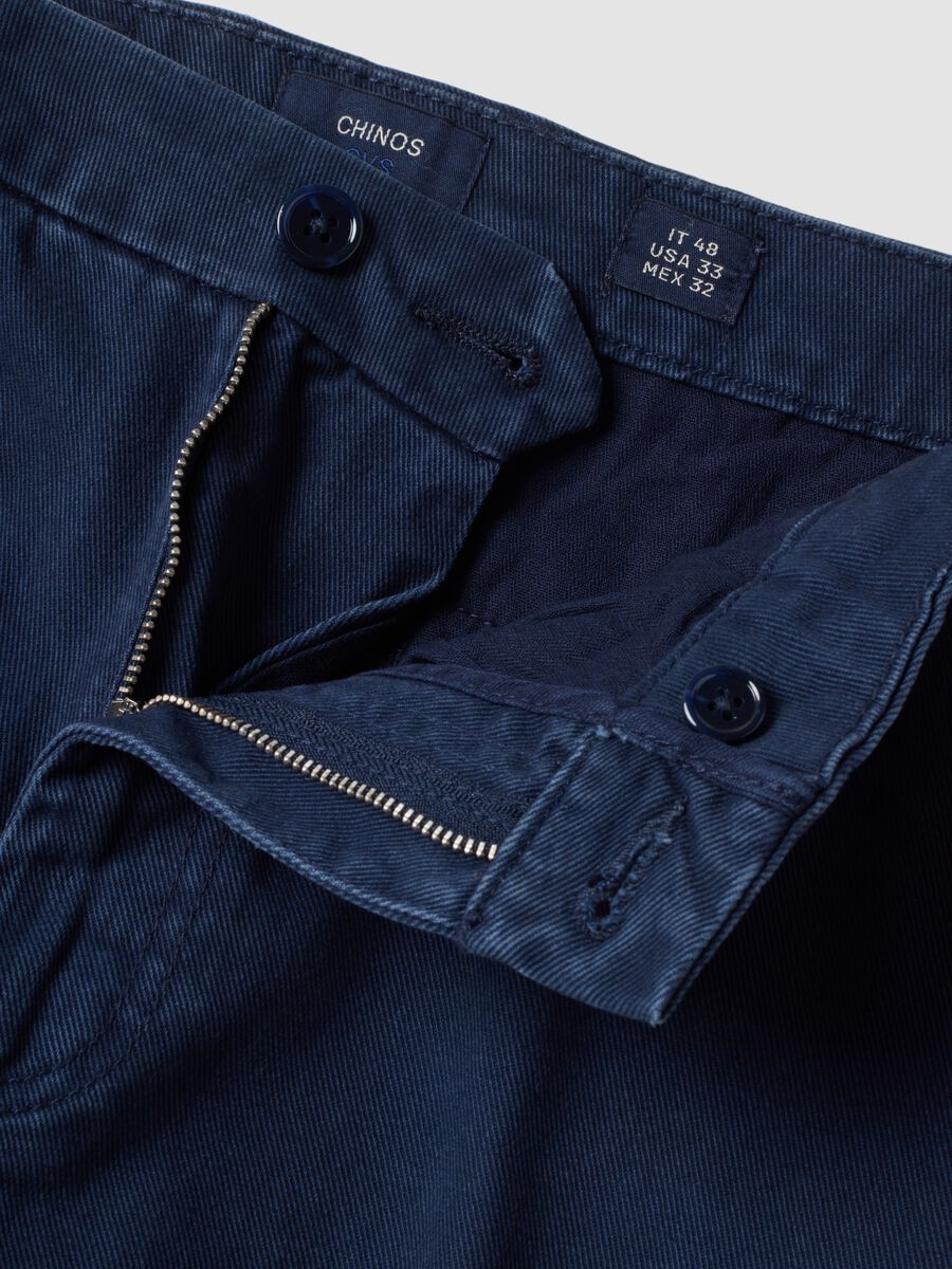 Pantaloni chino blu in puro cotone carrot fit_1
