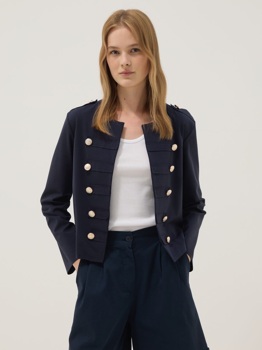 Giacca blu cropped in cotone elasticizzato con bottoni decorativi regular fit_1