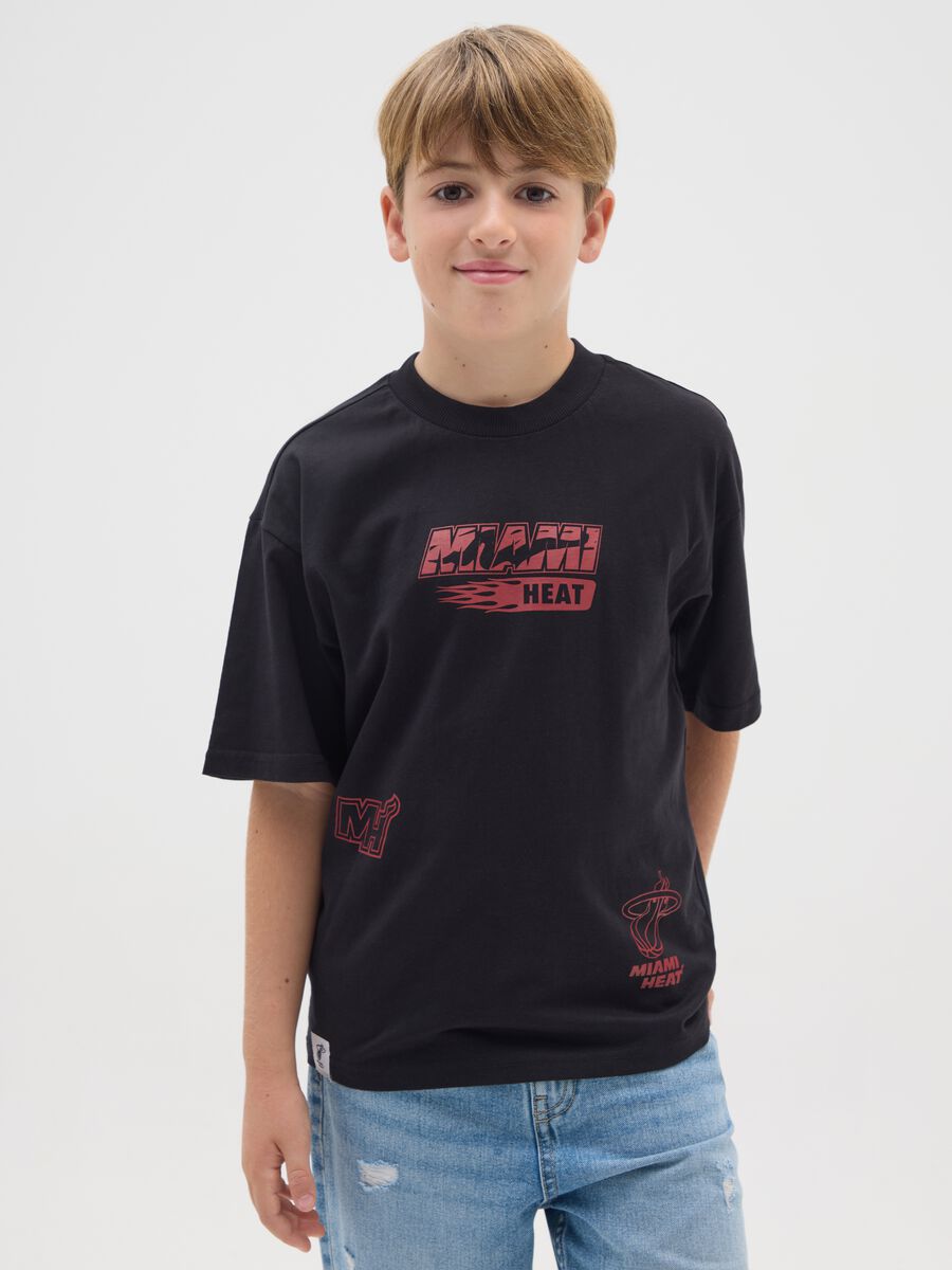 T-shirt da ragazzo in  cotone nero oversize e logo Miami Heats_0