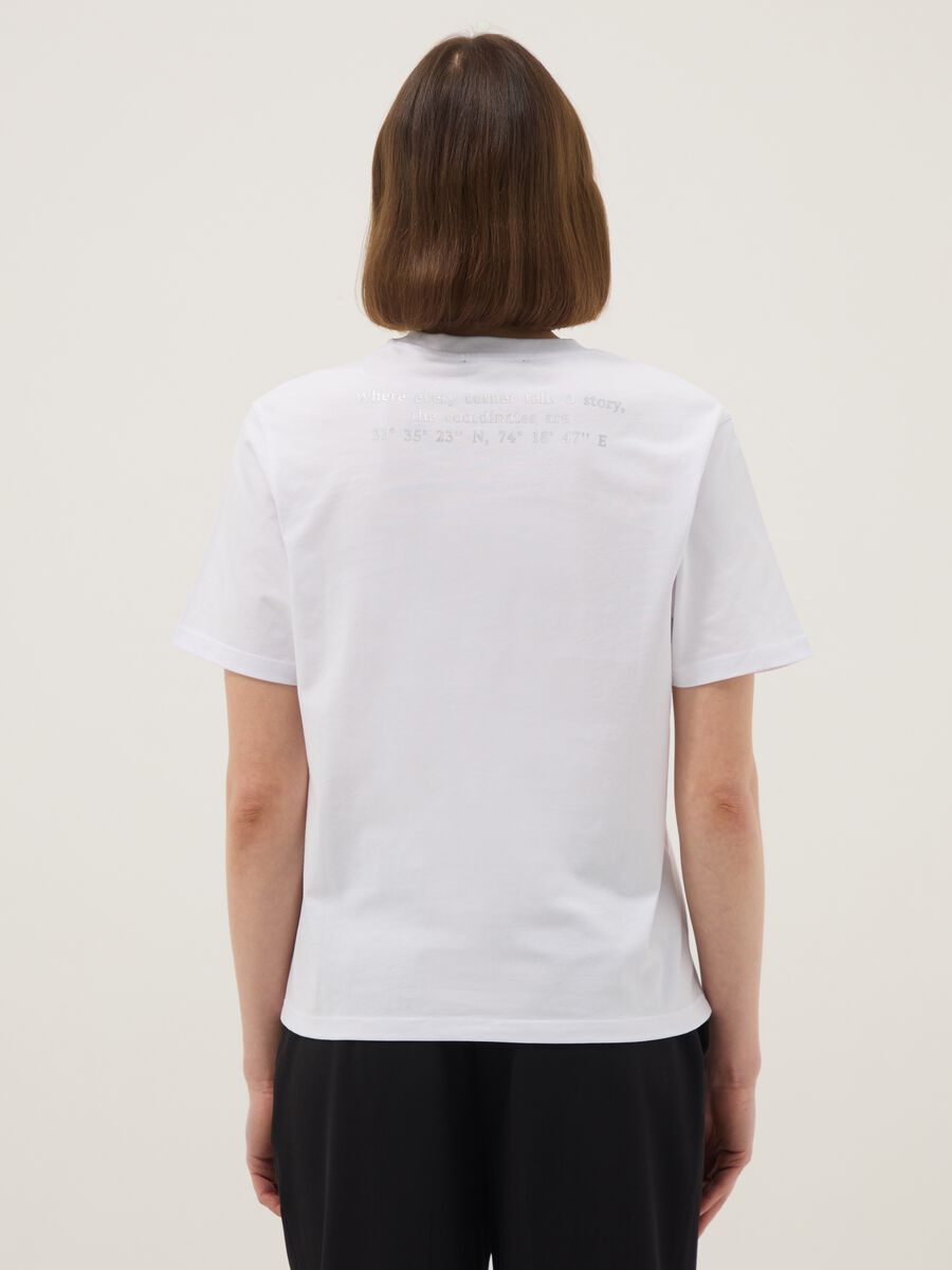 T-shirt in puro cotone bianca regular fit con motivo in strass_2