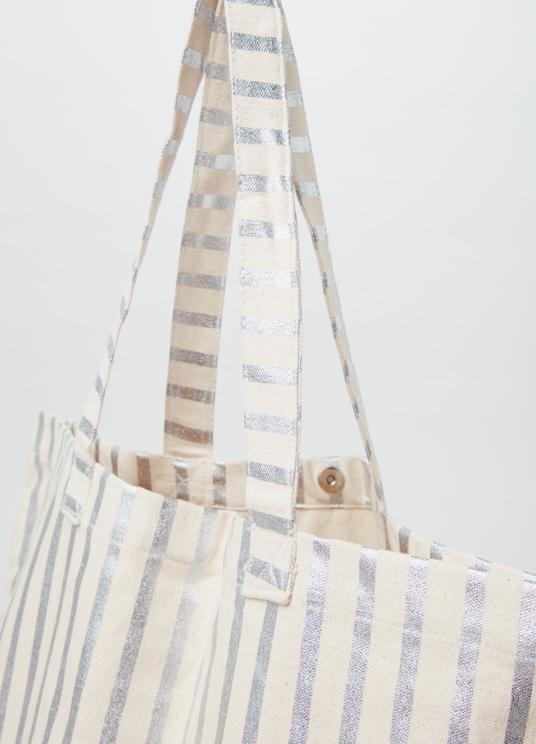 Shopping bag with striped print