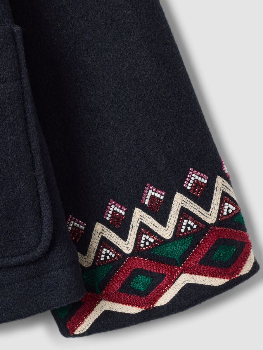 Cappotto blu in misto lana con ricami geometrici_1
