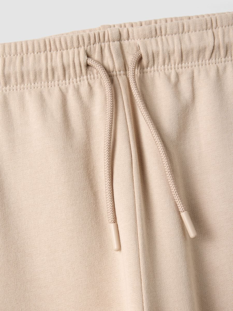 Pantaloni jogger beige in puro cotone organico regular fit per ragazzo_5