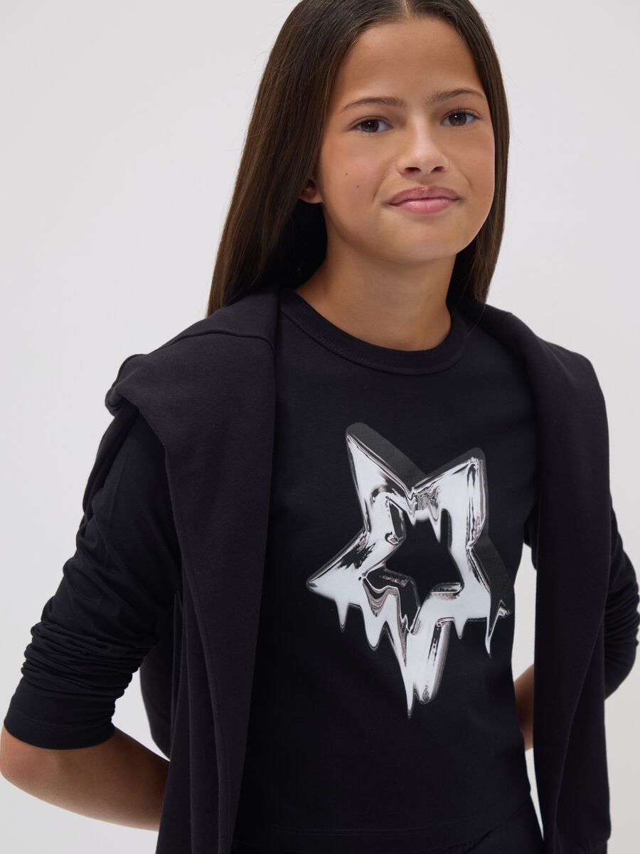 T-shirt nera in puro cotone organico con collo a costine per ragazza_2