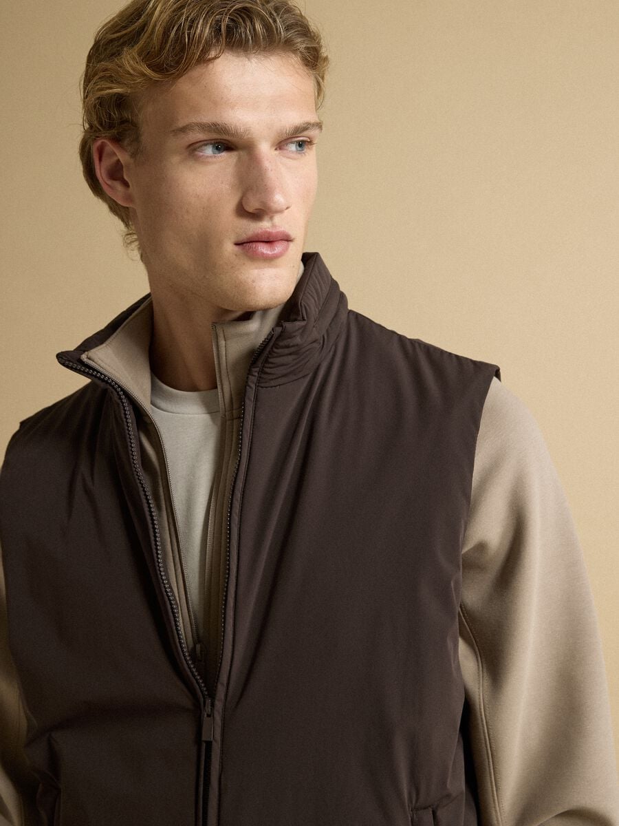 Gilet marrone in tessuto elasticizzato con zip_2
