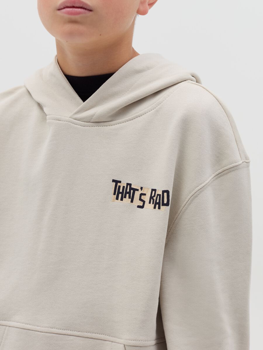 Felpa con cappuccio e stampa lettering_2