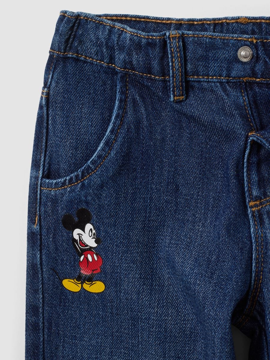 Jeans blu in misto cotone e viscosa con stampa Mickey baggy fit per bimbo_3