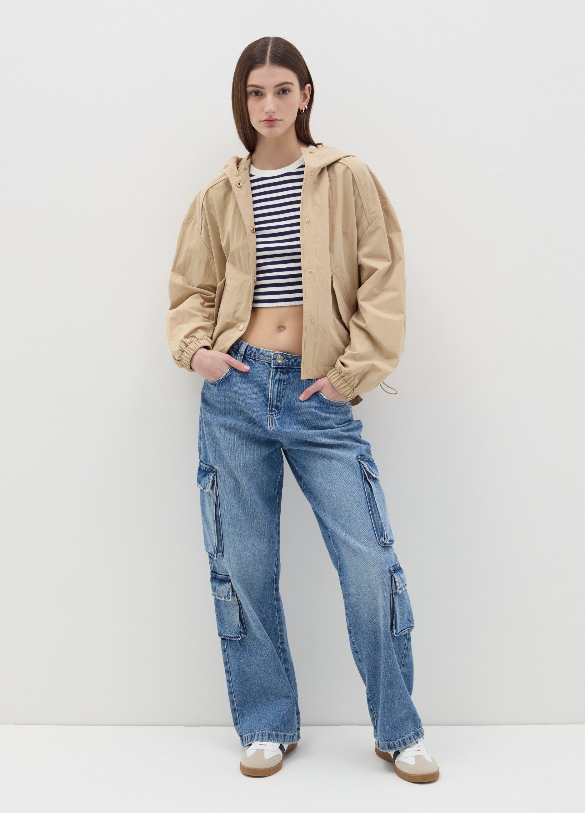 Short parka with hood and drawstring