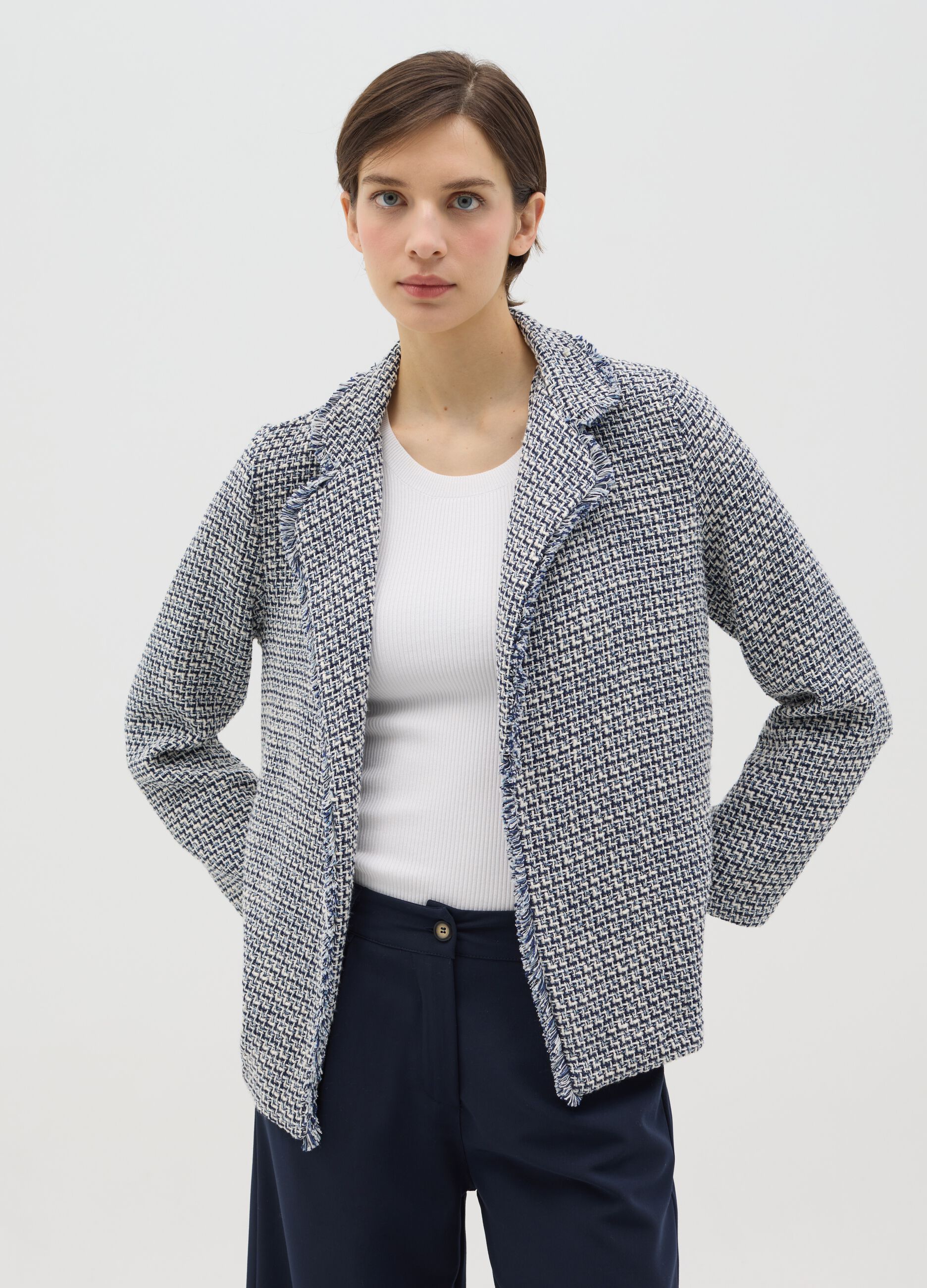 Blazer aperto in tweed sfrangiato bianco e blu