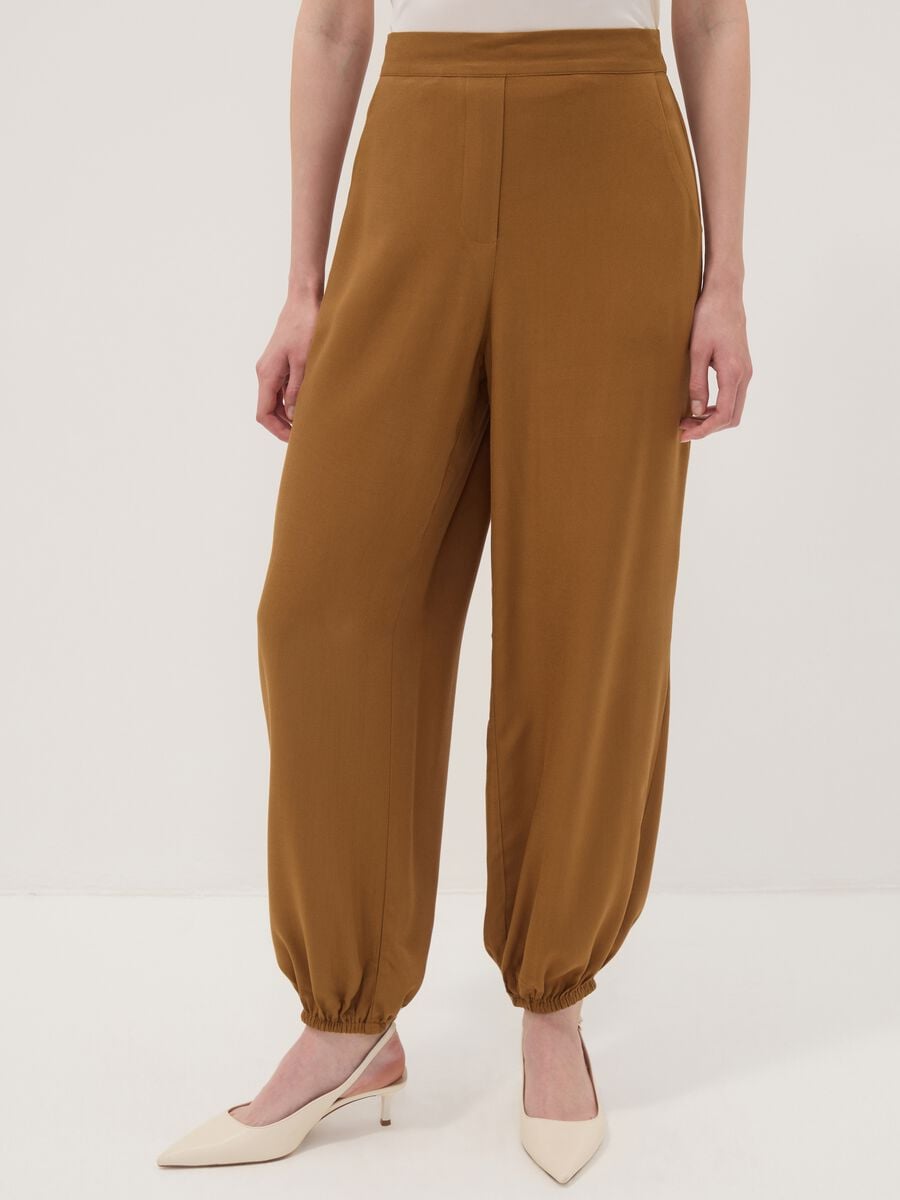 Pantaloni marroni in pura viscosa con fondo elasticizzato regular fit_1