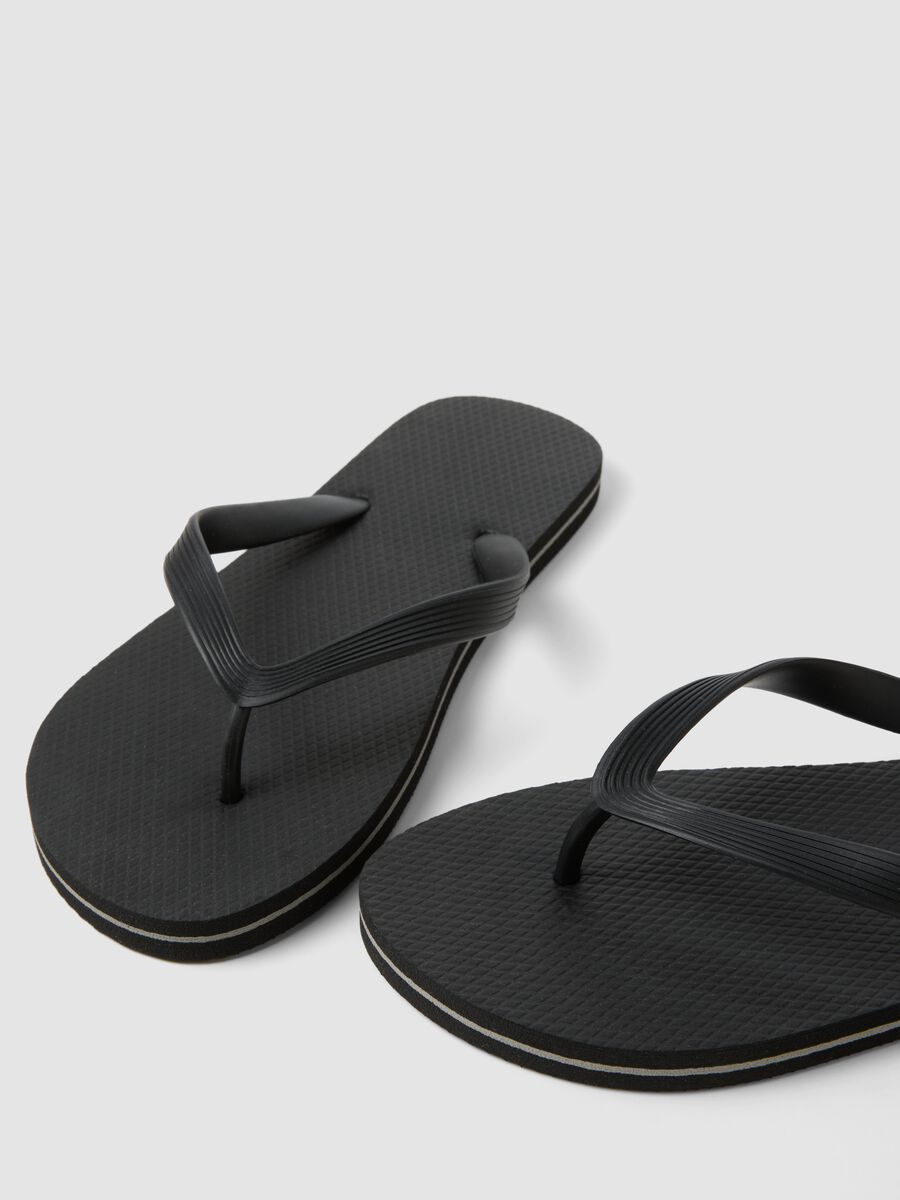 Basic black flip-flops_2