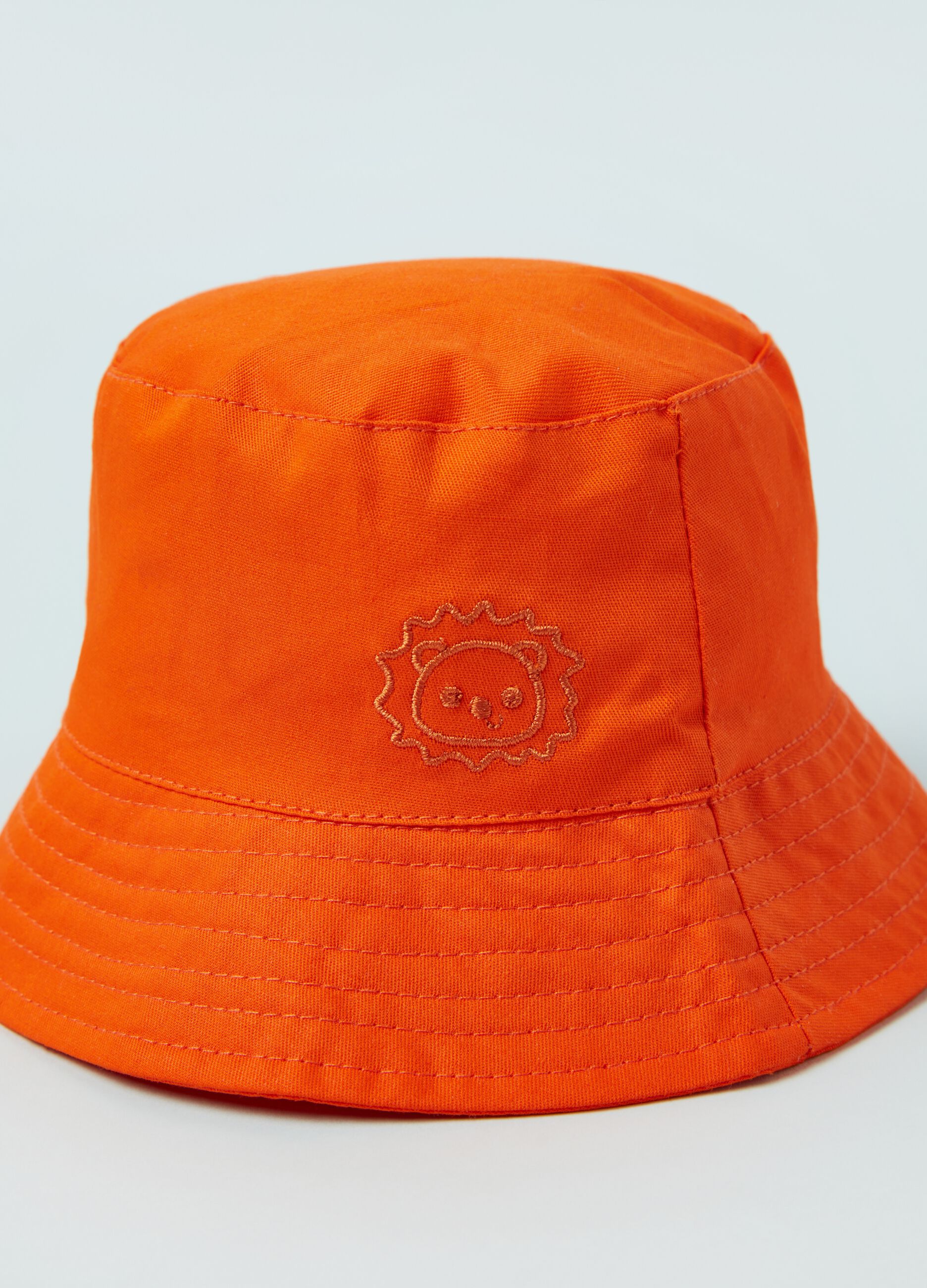 Fishing hat with lion embroidery