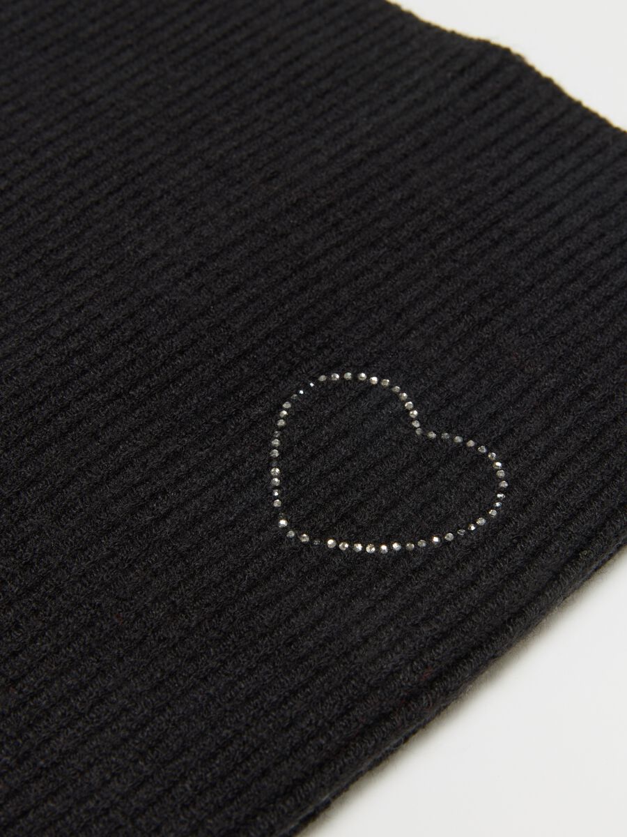 Sciarpa nera da bambina con cuore decorativo_2