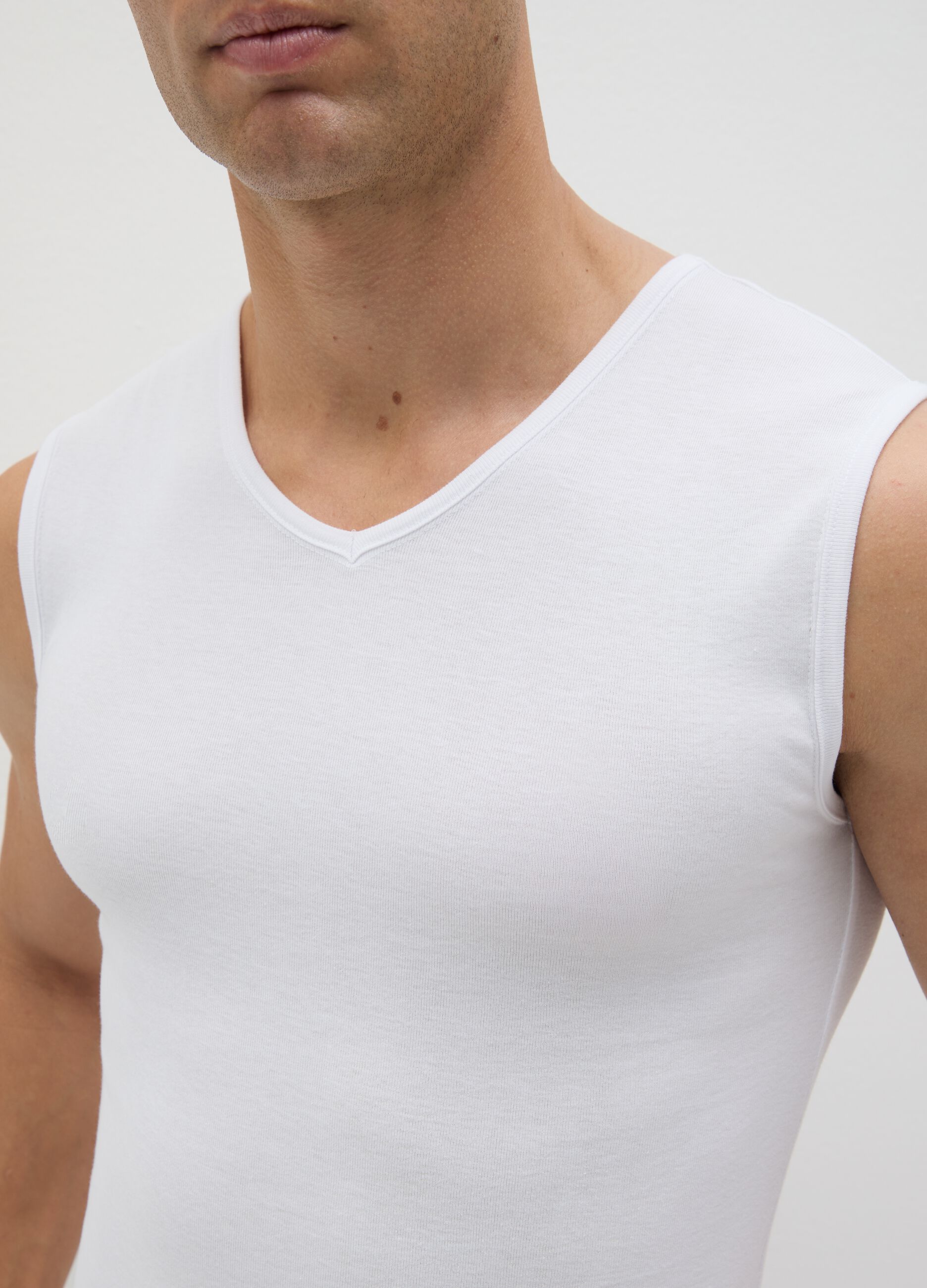 White vest in cotton with V neck