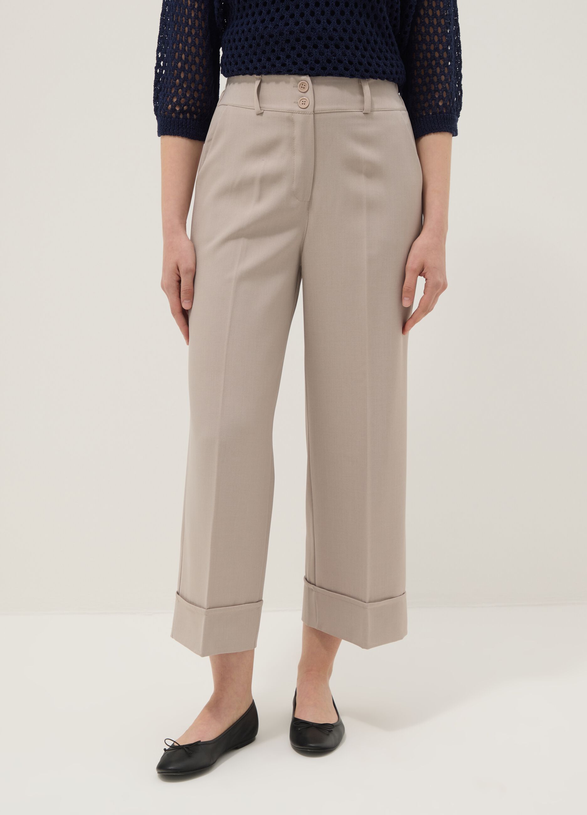 Beige stretch trousers with turn-up hem