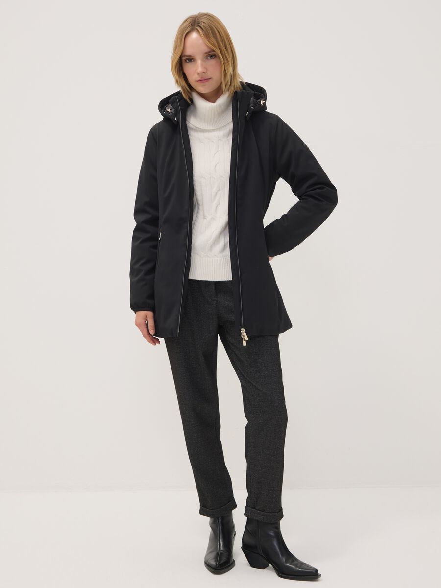 Parka nera in tessuto elasticizzato con cappuccio regular fit_1