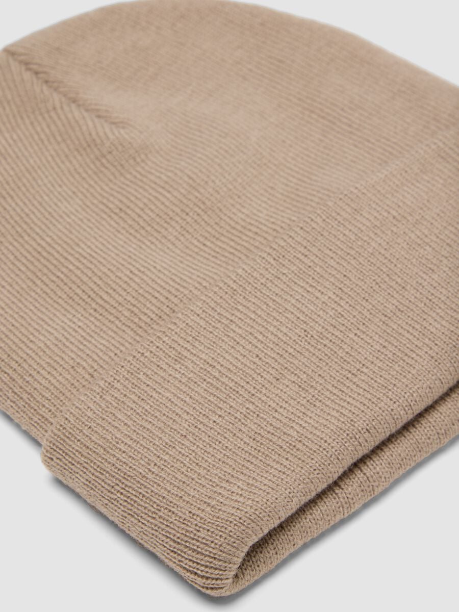 Berretto beige in maglia jersey con risvolto_1