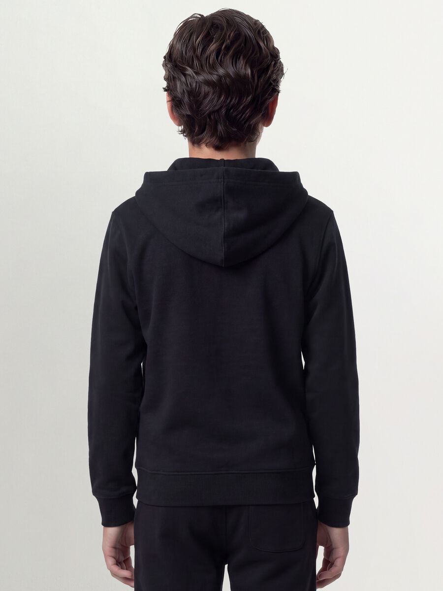 Felpa nera con cappuccio in puro cotone organico regular fit per ragazzo_2