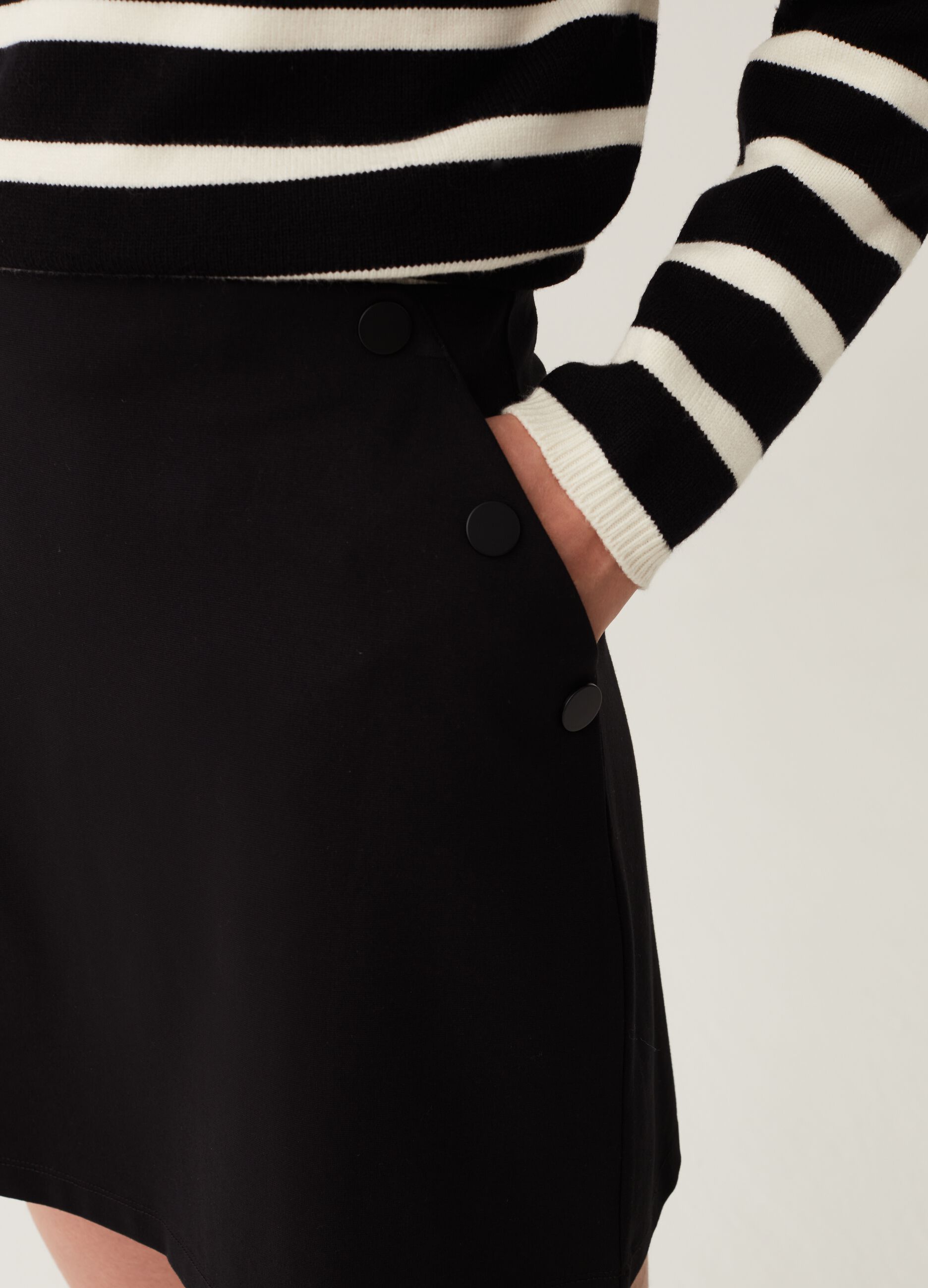 Minigonna stretch con tasche_3