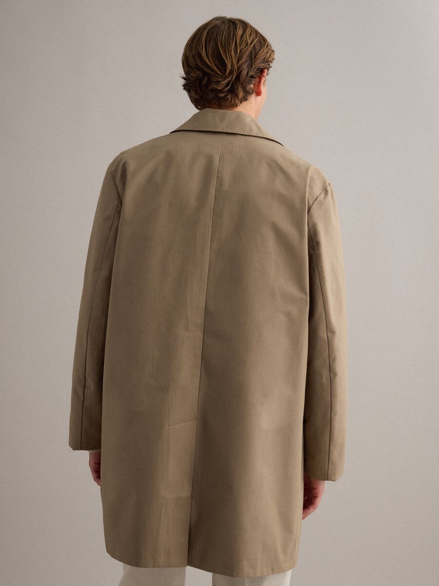 Trench beige regular fit con chiusura a bottoni_3