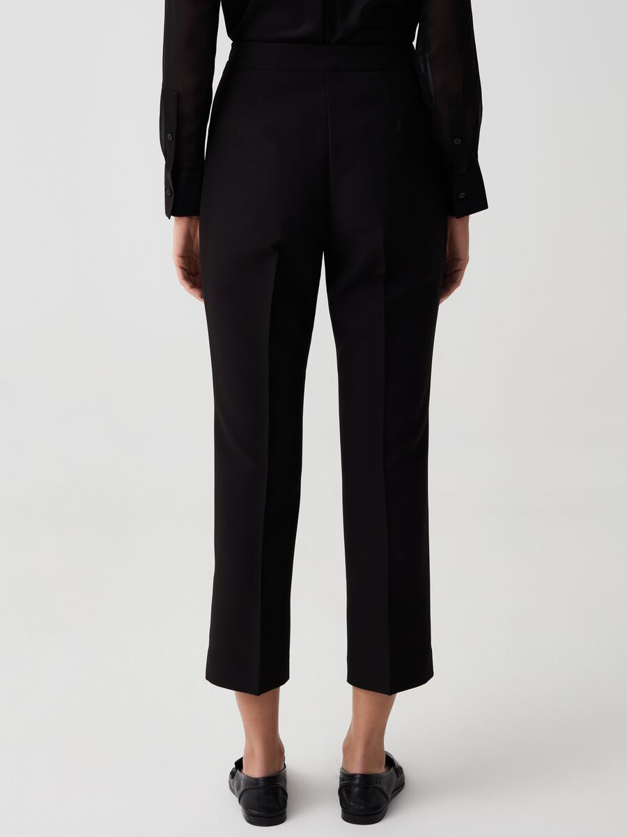 Ankle-fit trousers with raised stitching_1