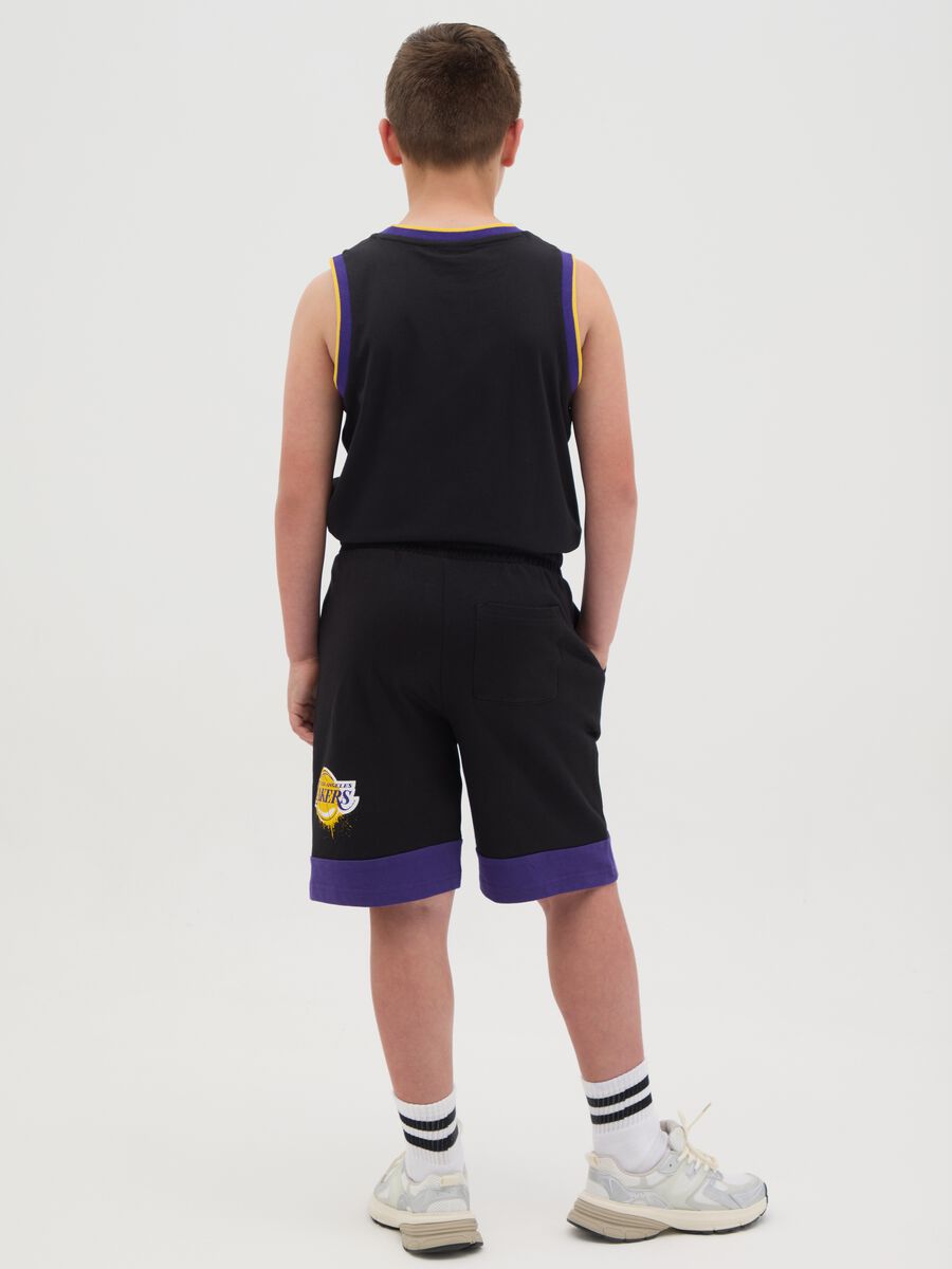 Bermuda da ragazzo in puro cotone multicolor regular fit con dettagli viola e logo Lakers_2
