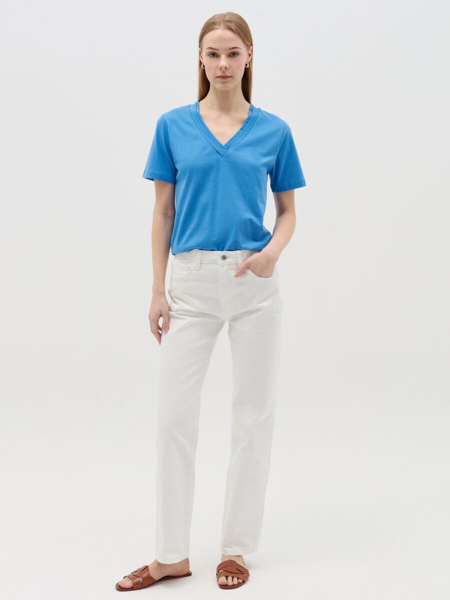 T-shirt azzurra con scollo a V_1