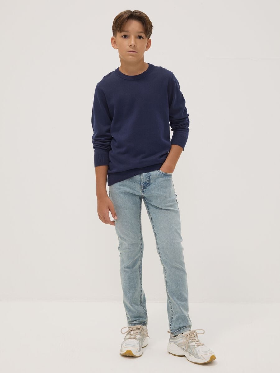 Jeans azzurri in cotone elasticizzato regular fit per ragazzo_0