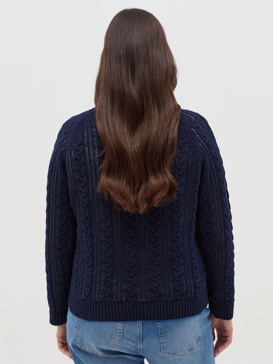 Curvy crochet pullover with cable-knit design_3