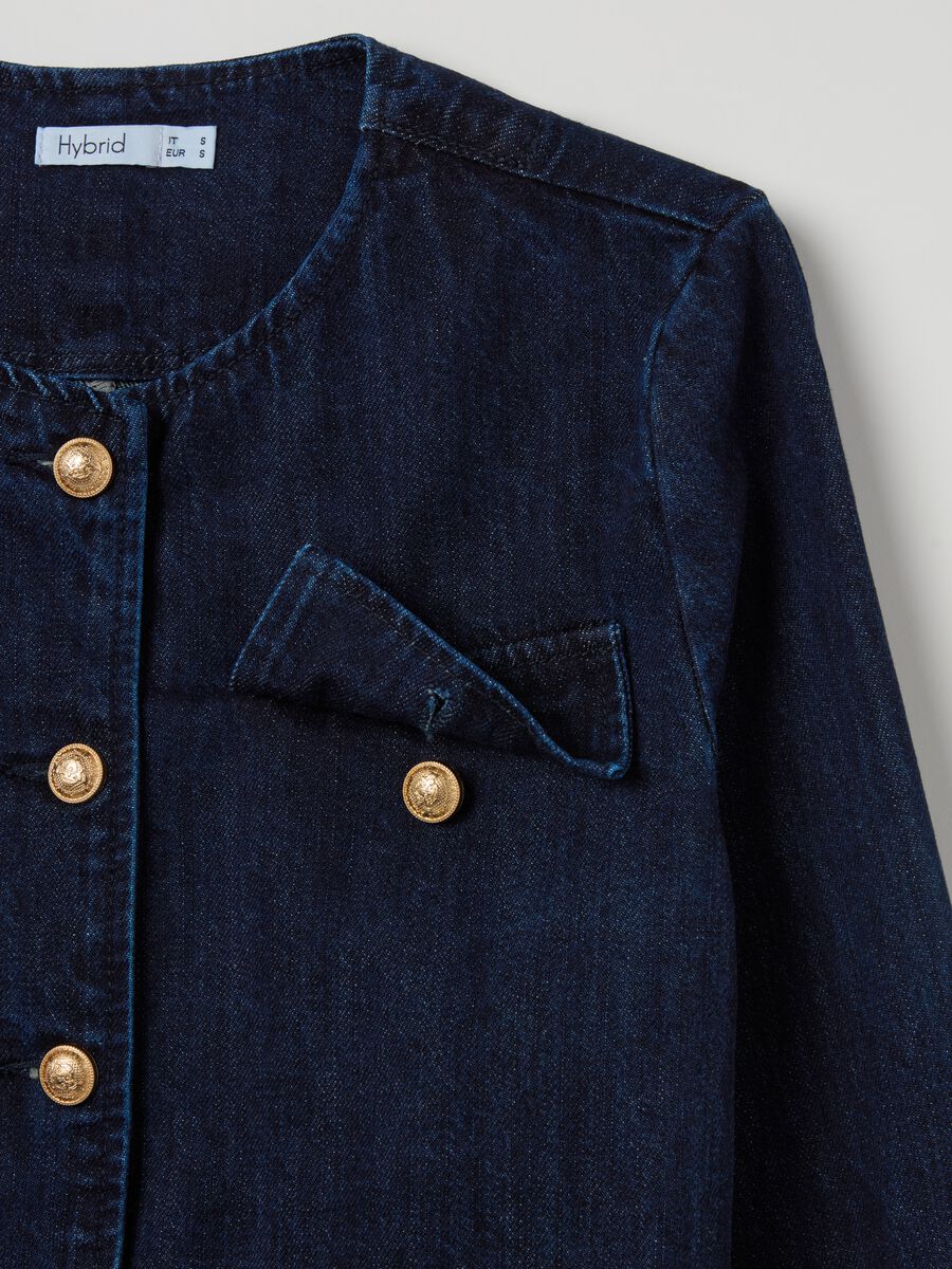 Short jacket in denim with golden buttons_5