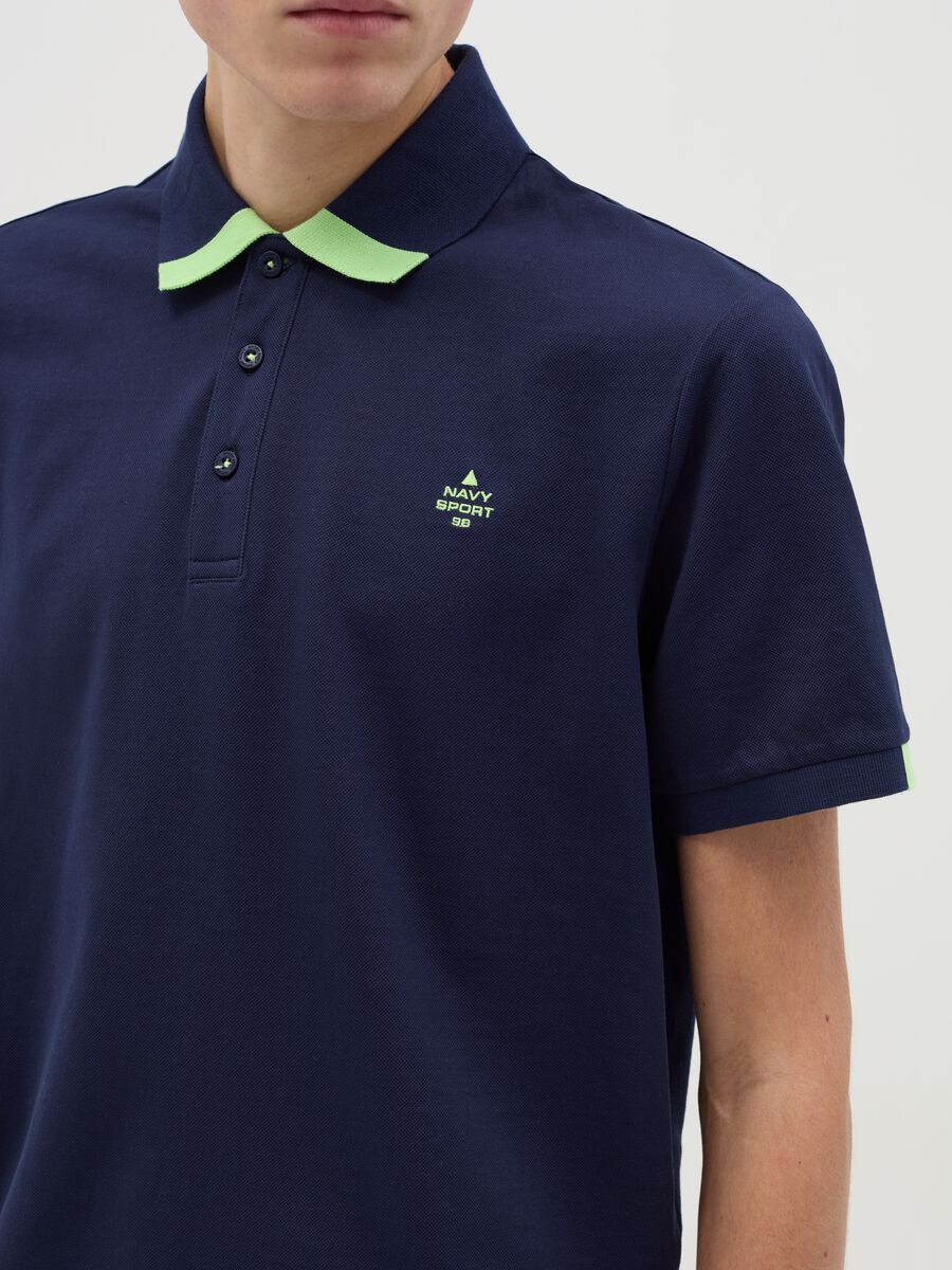 Polo shirt with contrasting detail and logo embroidery_3