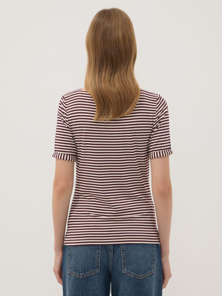 T-shirt bianca in viscosa elasticizzato a righe_3