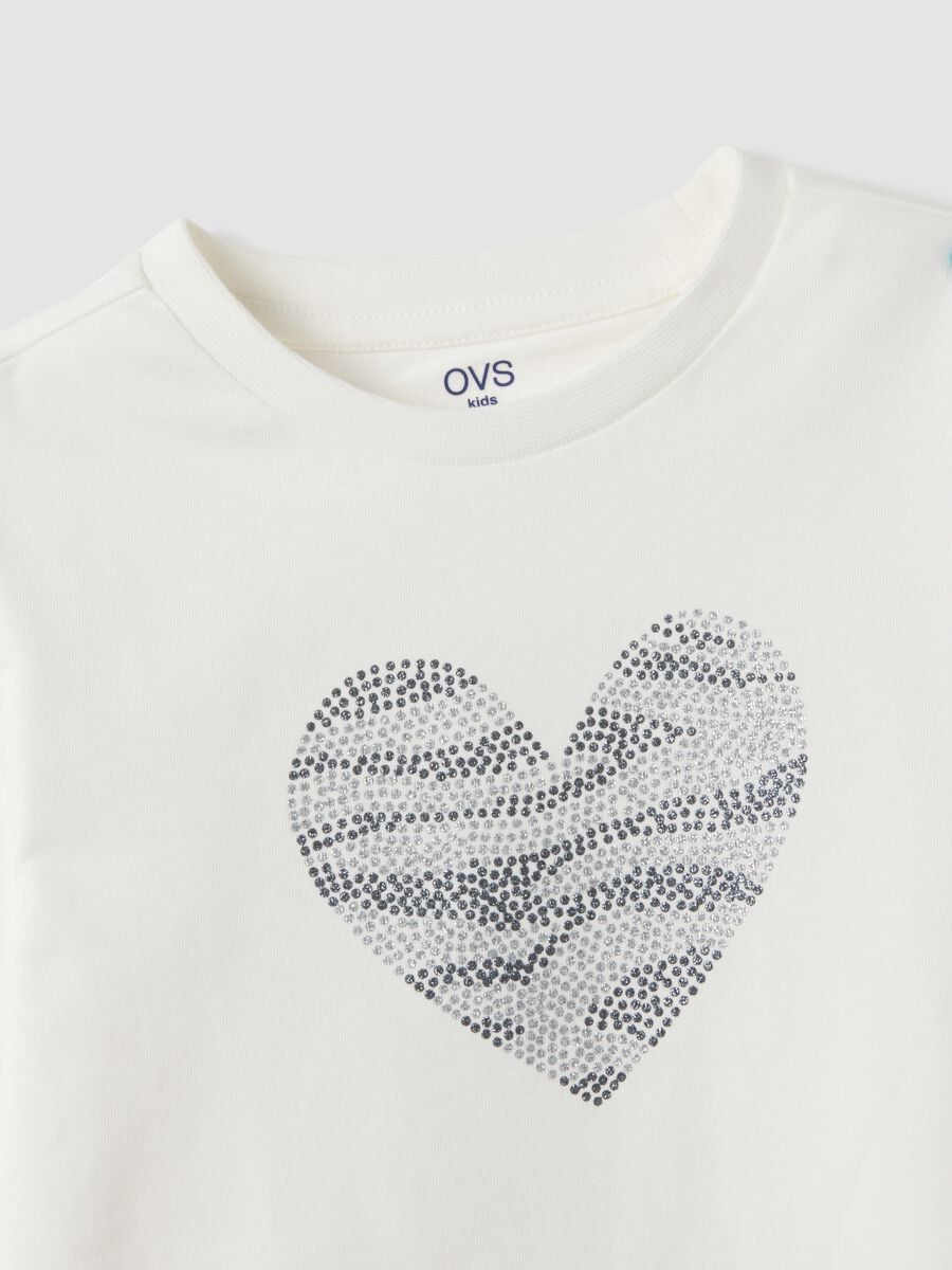 T-shirt bianca in puro cotone organico con stampa cuore per bambina_2