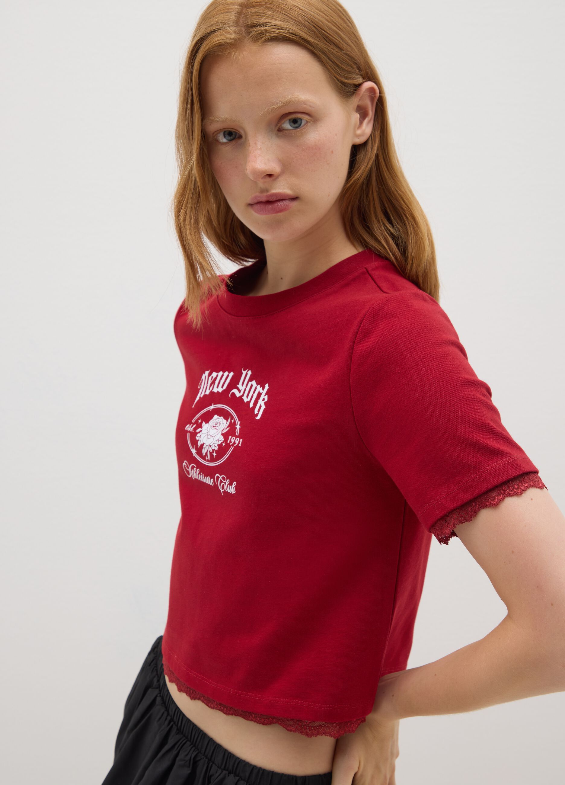 T-shirt in puro cotone rossa con pizzo