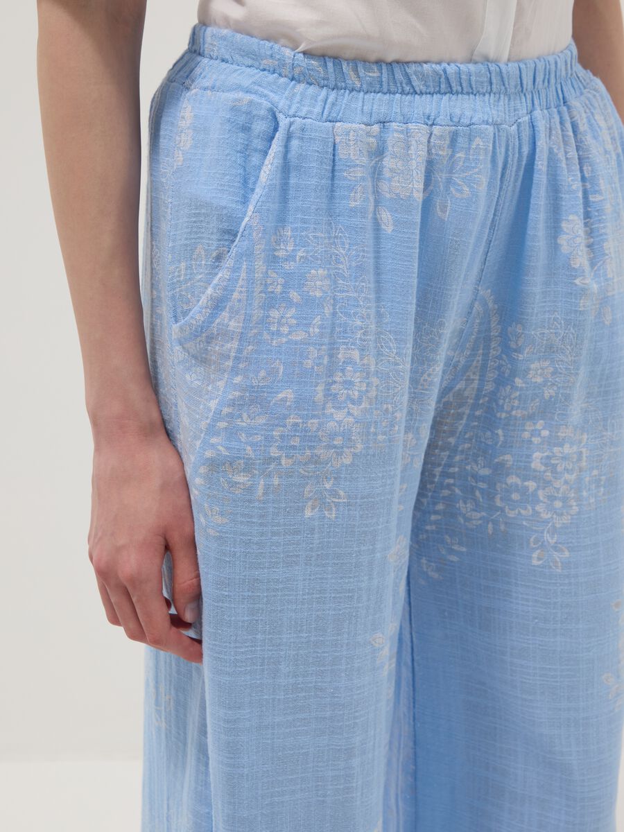 Pantaloni azzurri ampi in puro cotone con stampa paisley regular fit_3
