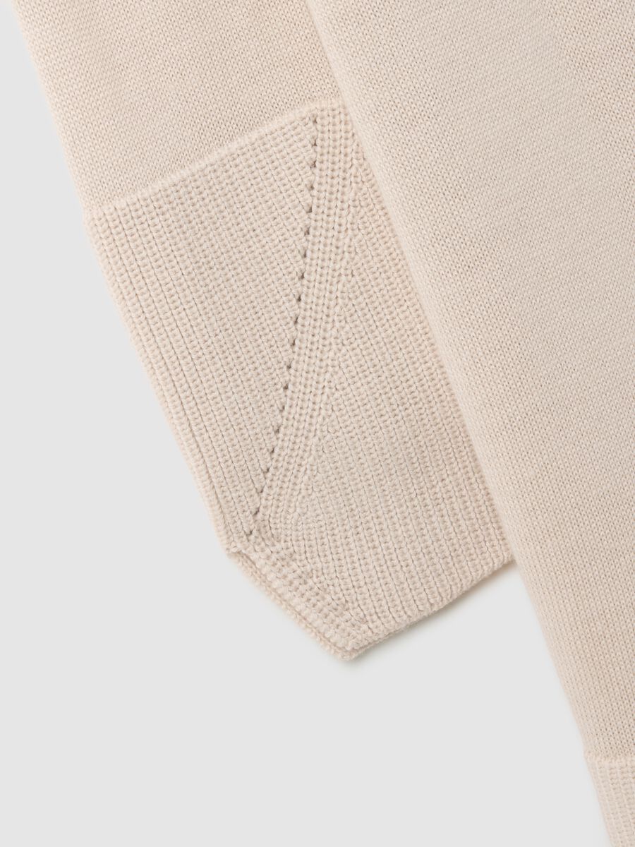 Vestito beige premaman con collo alto_5