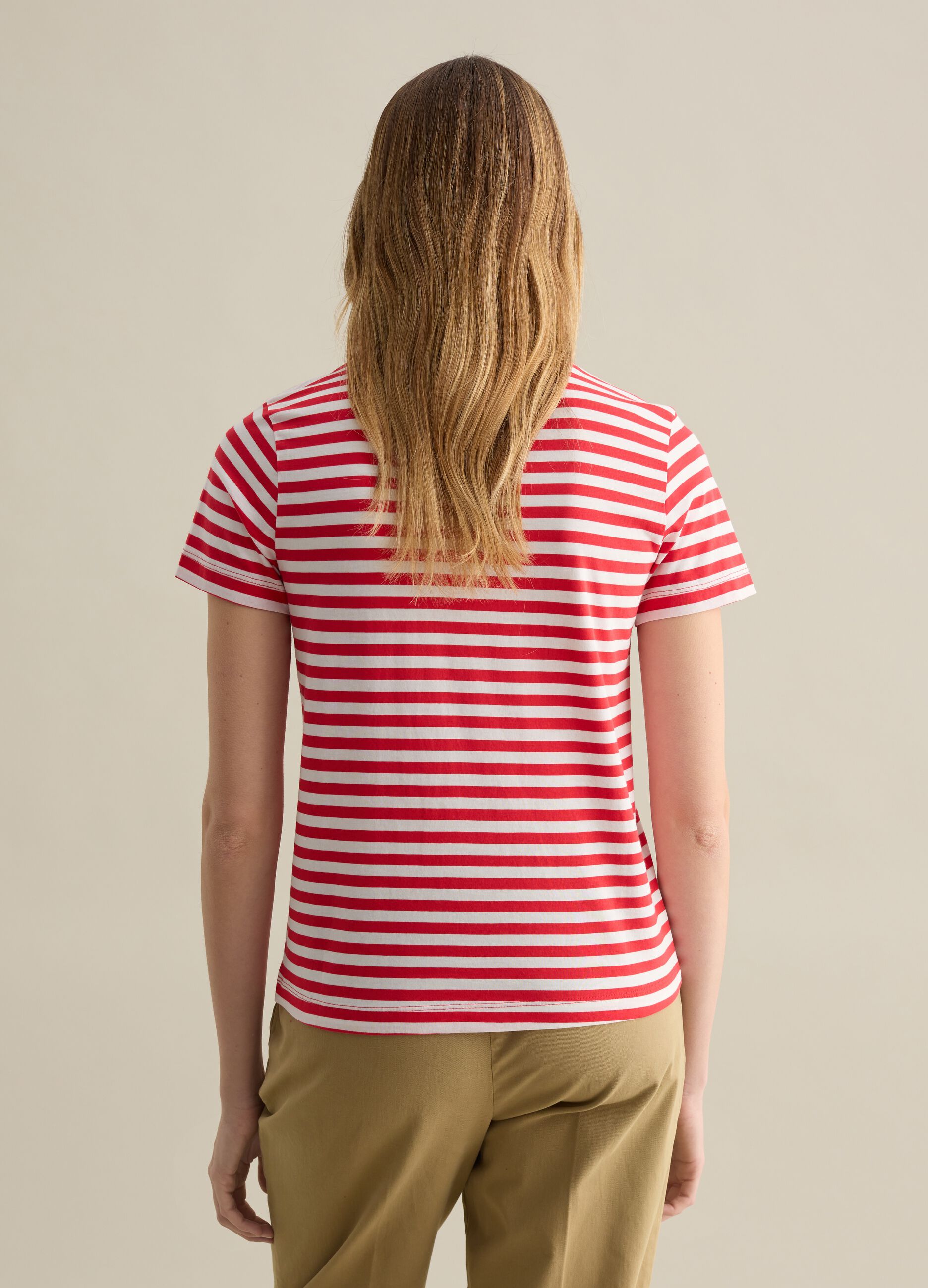 T-shirt a righe rosse e bianche con maniche corte