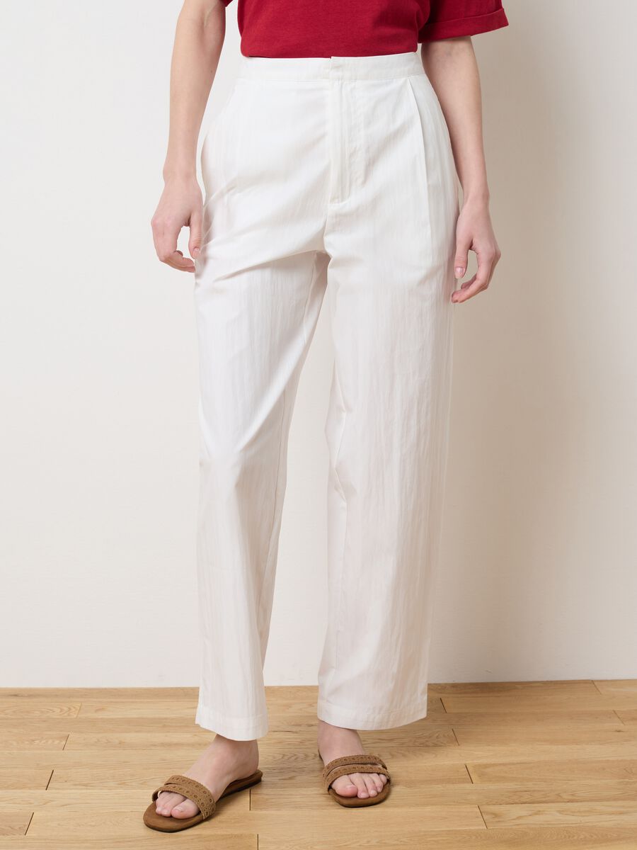 White carrot-fit trousers with darts_1