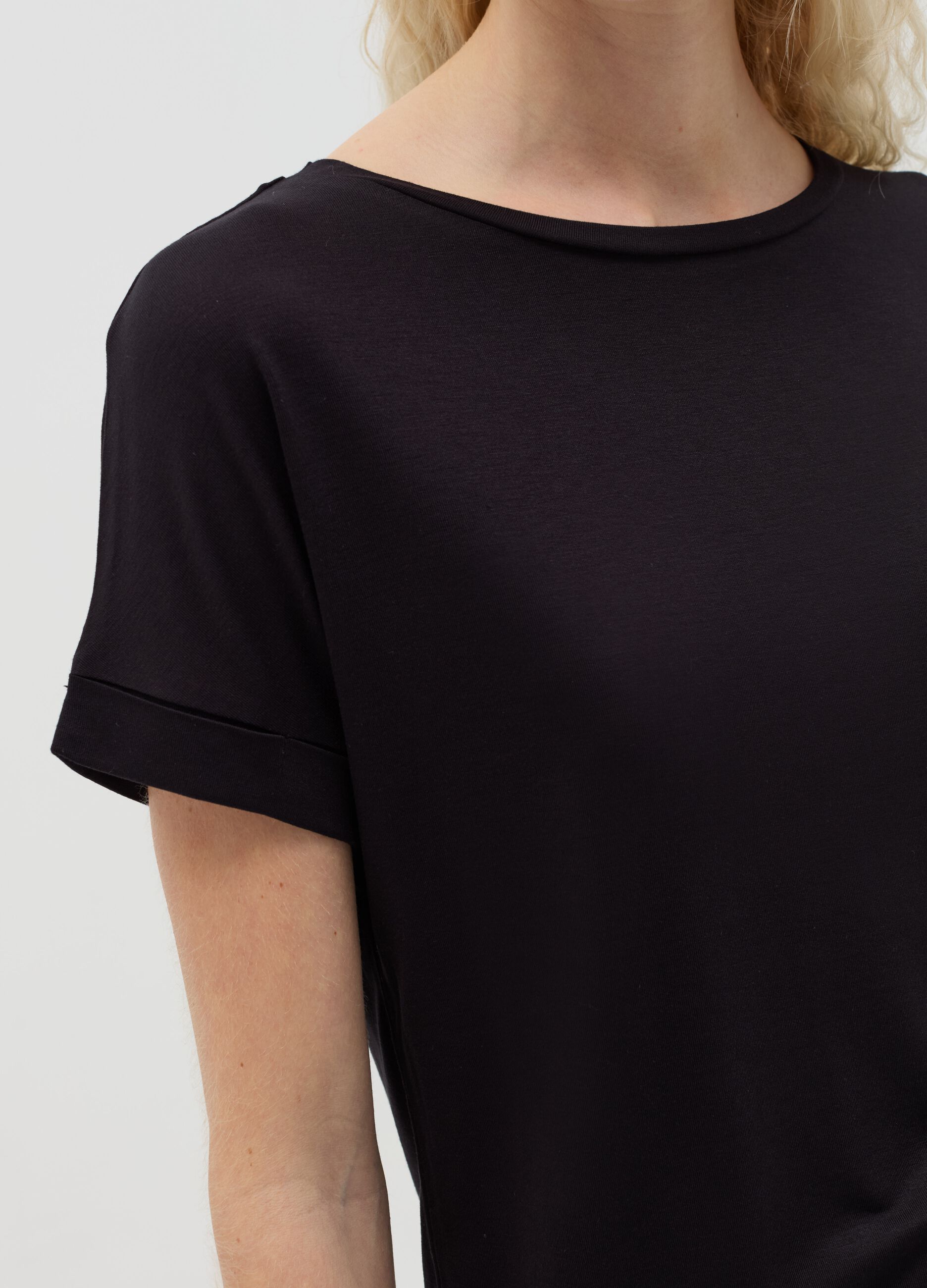 T-shirt nera con maniche a kimono