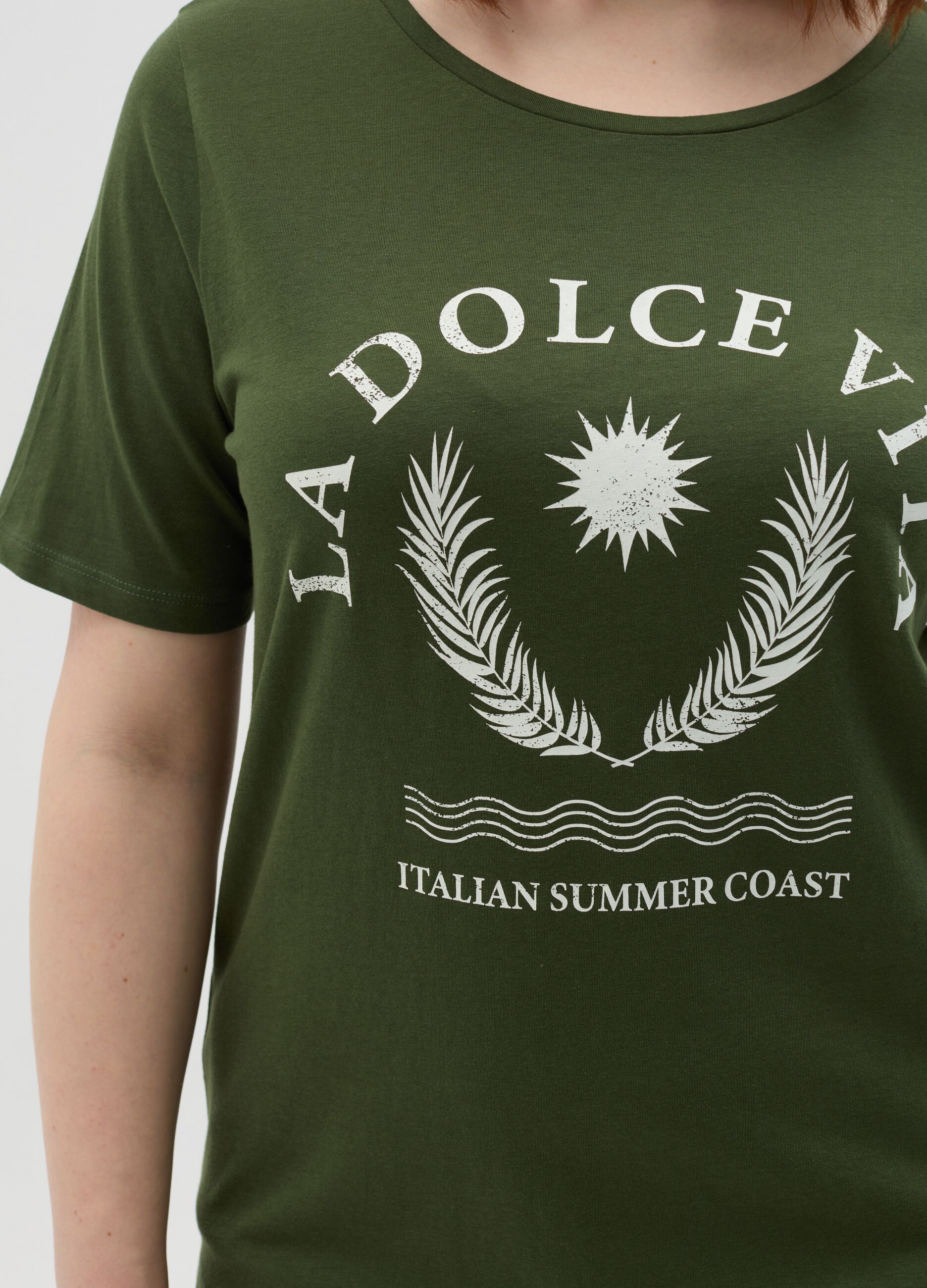 Curvy green T-shirt with "La Dolce Vita" print in cotton