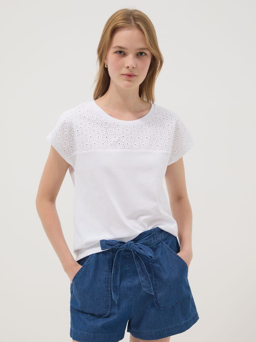 T-shirt bianca in puro cotone con ricamo traforato regular fit_0
