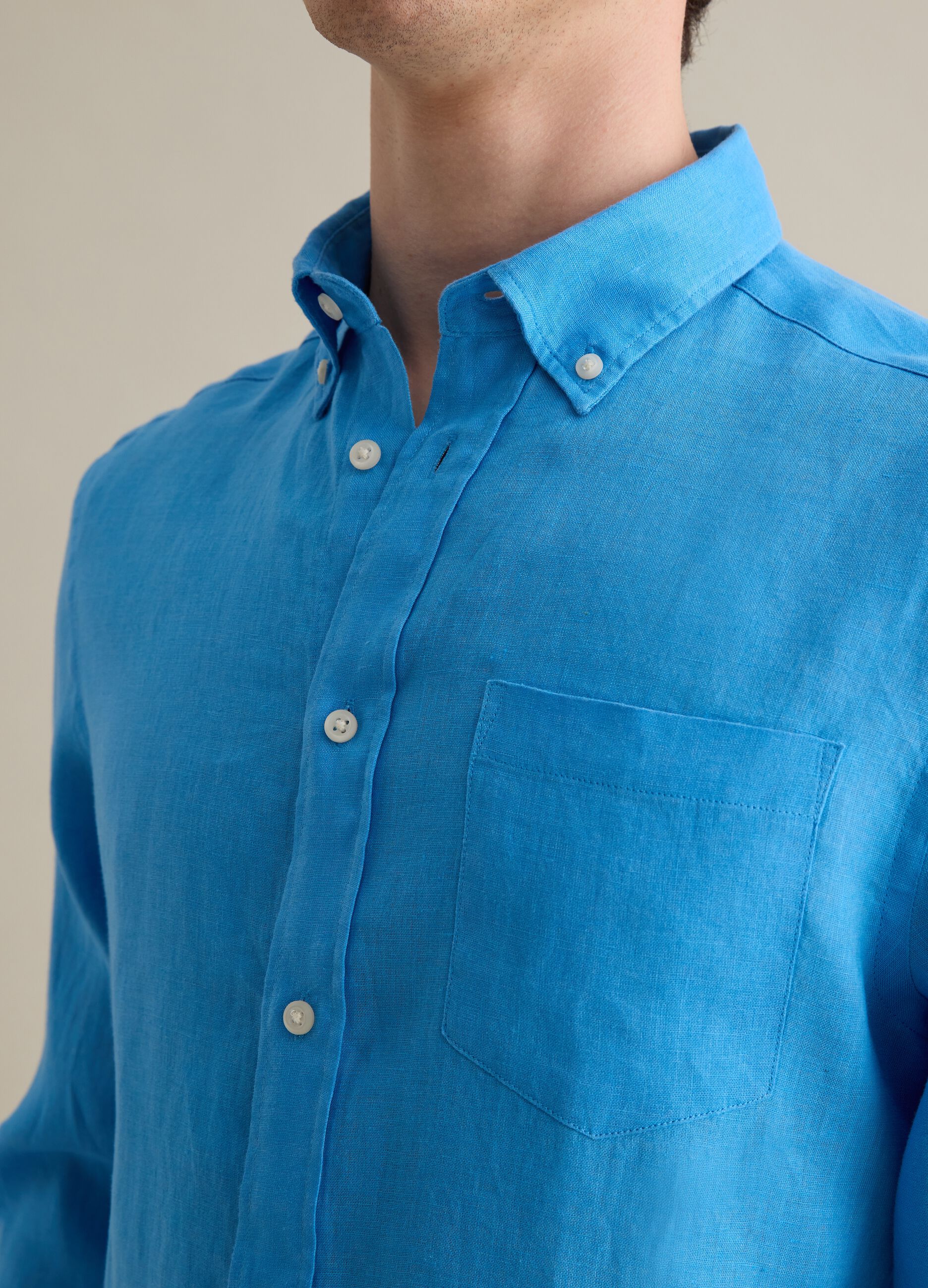 Camicia da uomo in puro lino azzurra con colletto button down